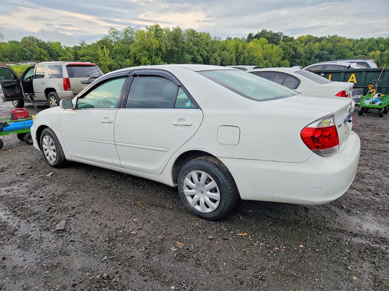 2005 Toyota Camry Le White vin: 4T1BE32K25U011488