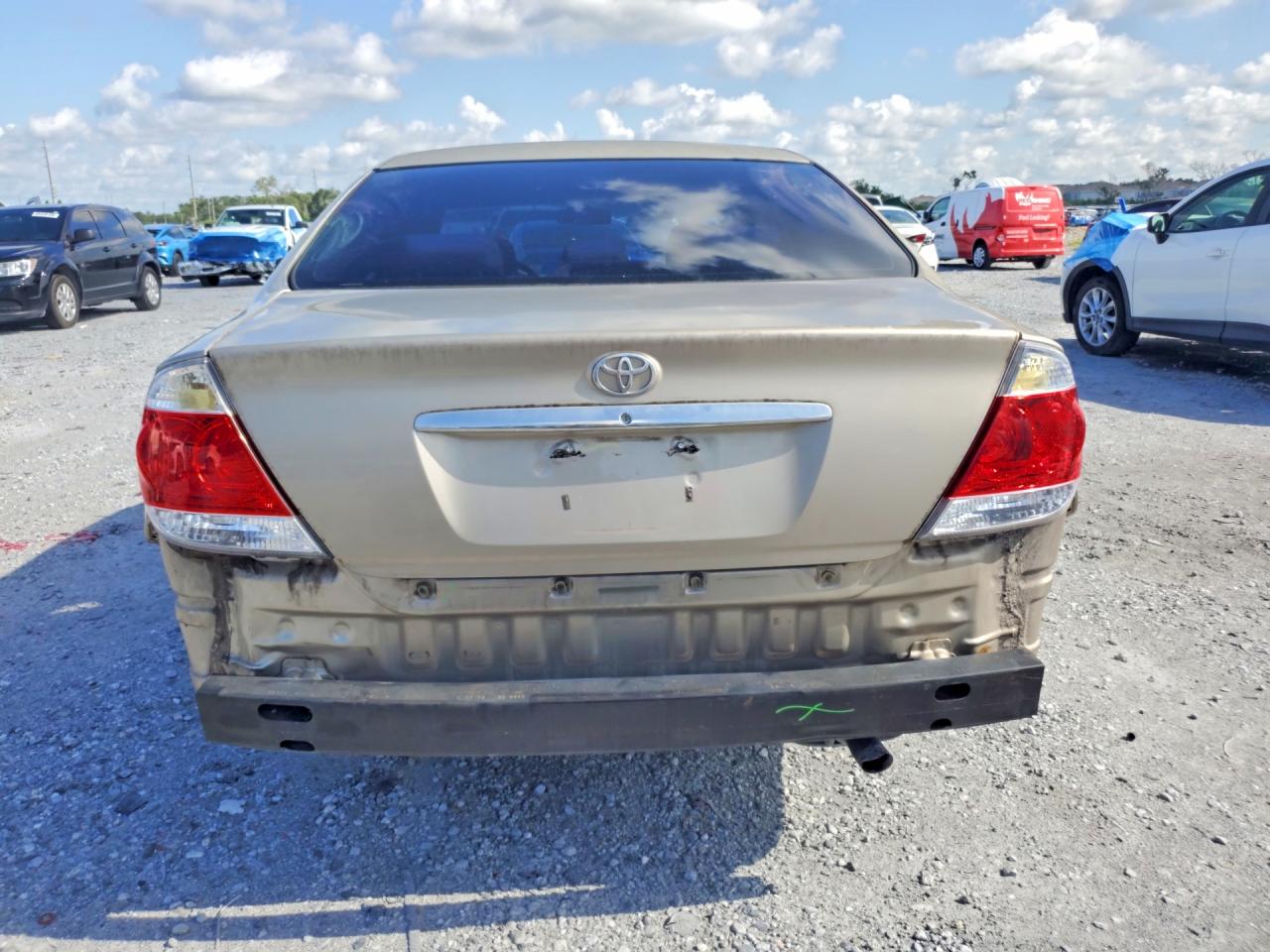 2005 Toyota Camry Le Gold vin: 4T1BE32K25U017002