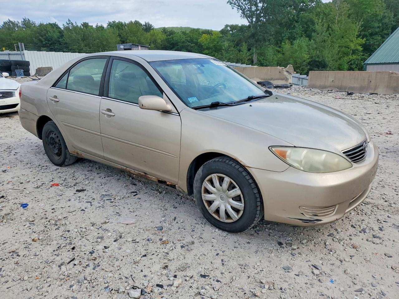 2005 Toyota Camry Le Gold vin: 4T1BE32K25U034155