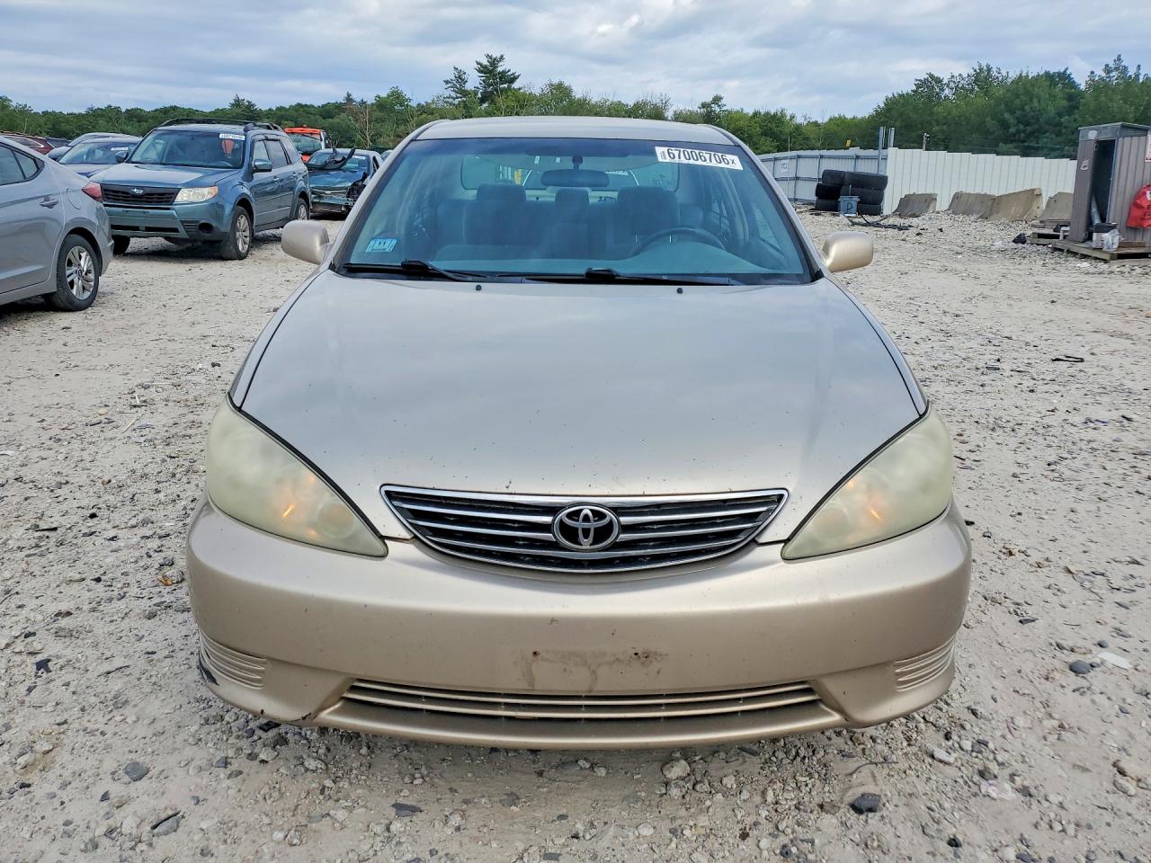2005 Toyota Camry Le Gold vin: 4T1BE32K25U034155