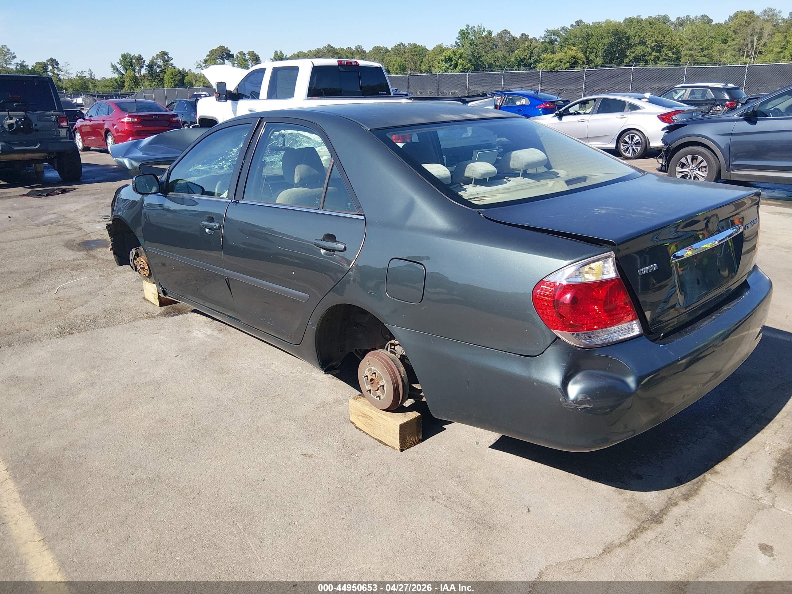 2005 Toyota Camry Le Green vin: 4T1BE32K25U101028