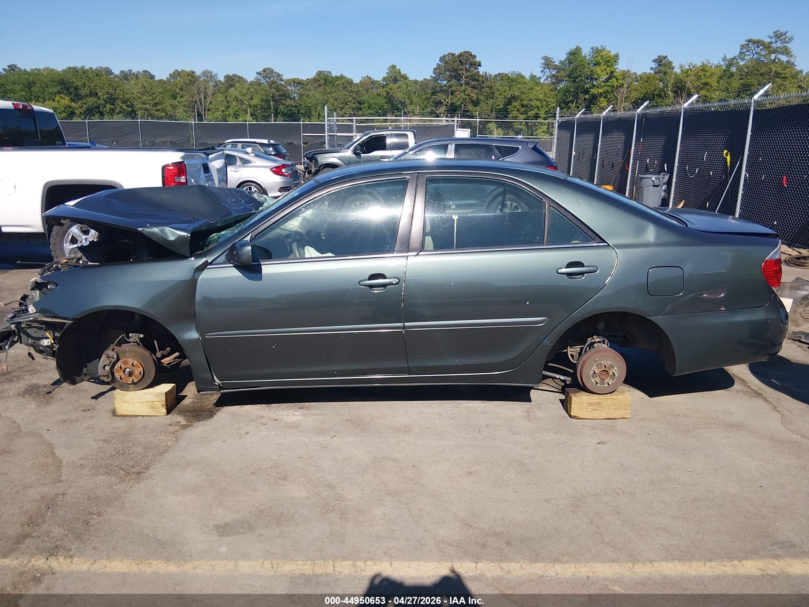 2005 Toyota Camry Le Green vin: 4T1BE32K25U101028