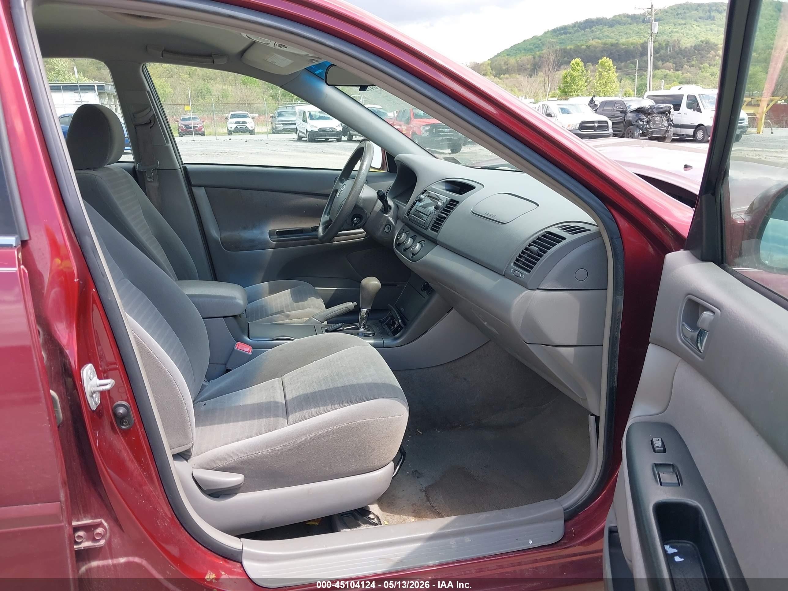 2005 Toyota Camry Le Red vin: 4T1BE32K25U434880
