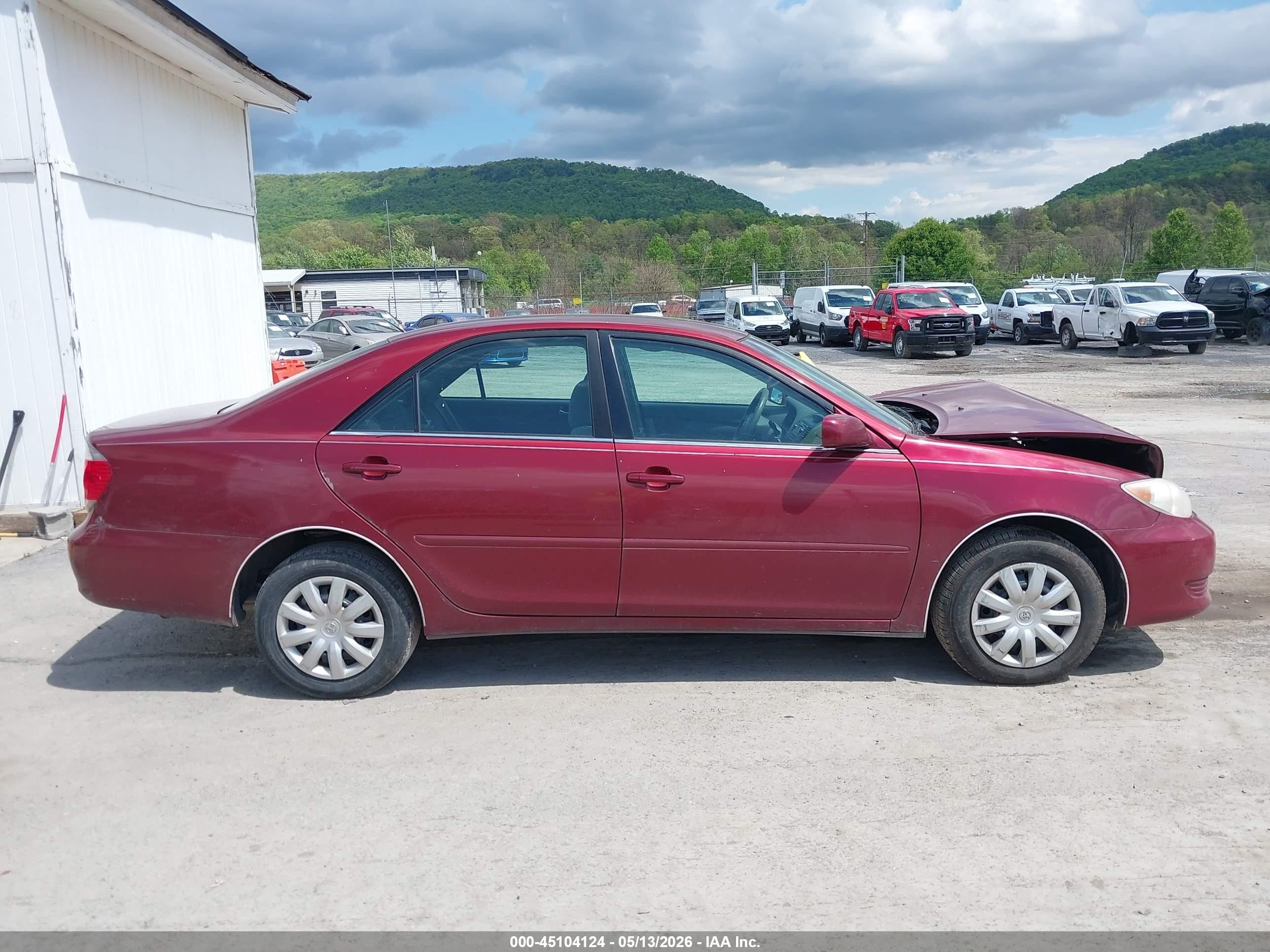 2005 Toyota Camry Le Red vin: 4T1BE32K25U434880