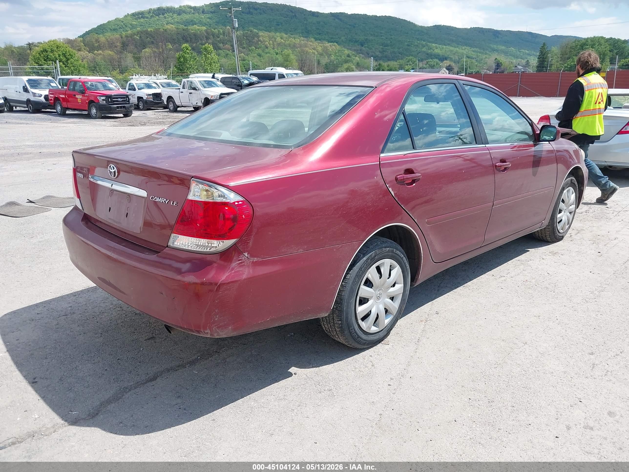 2005 Toyota Camry Le Red vin: 4T1BE32K25U434880