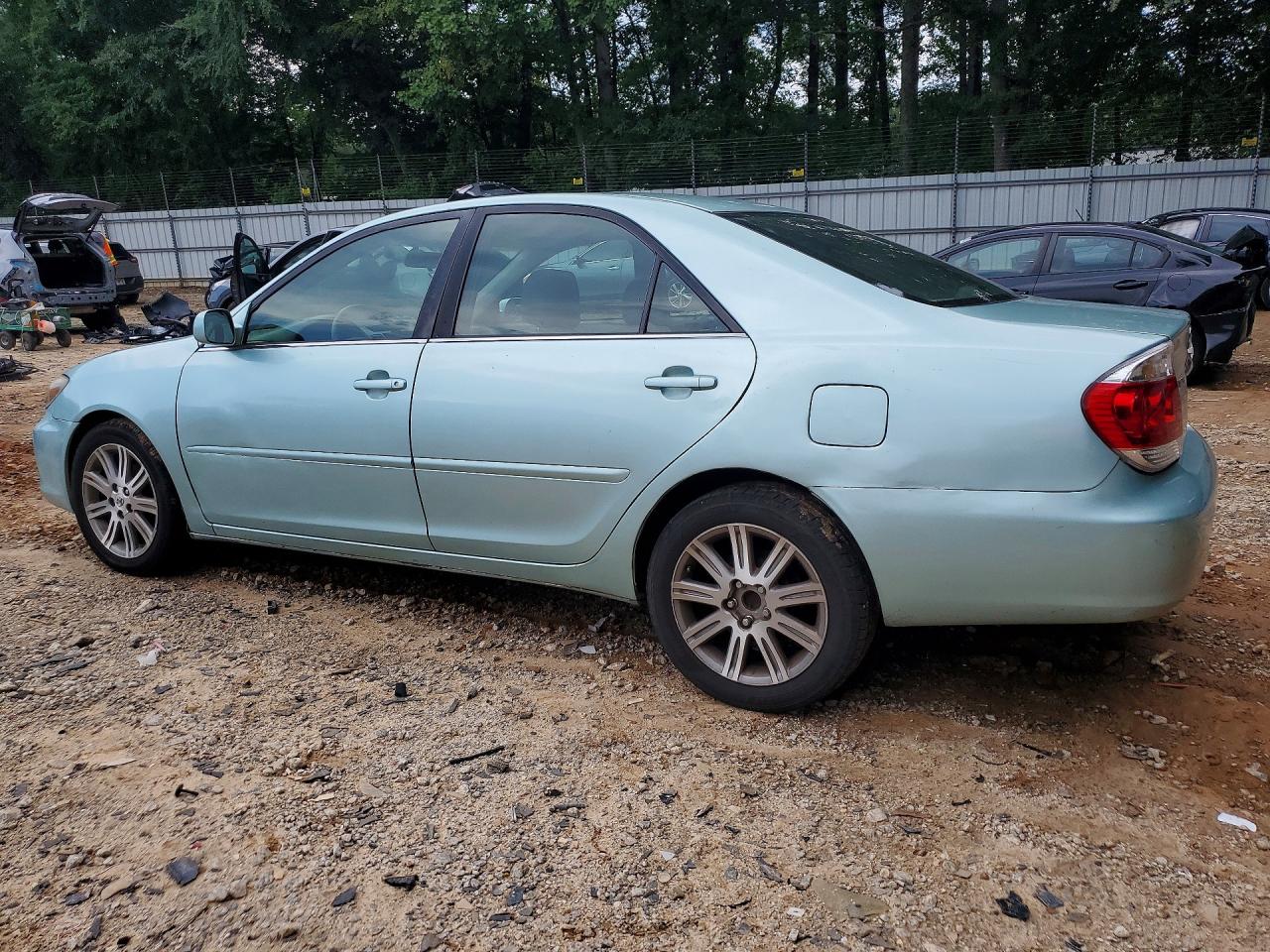 2005 Toyota Camry Le Green vin: 4T1BE32K25U536454