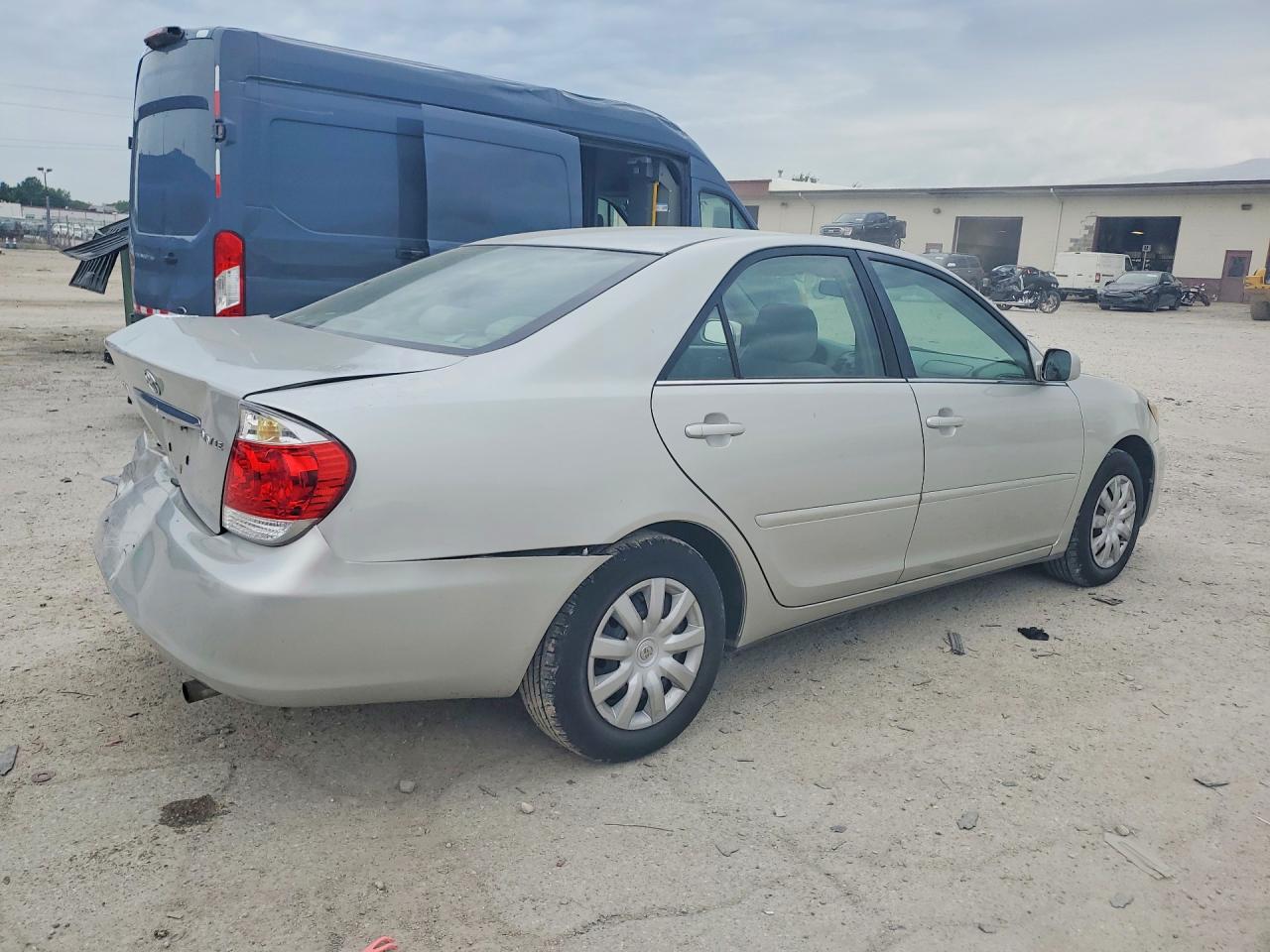 2005 Toyota Camry Le Silver vin: 4T1BE32K25U625957