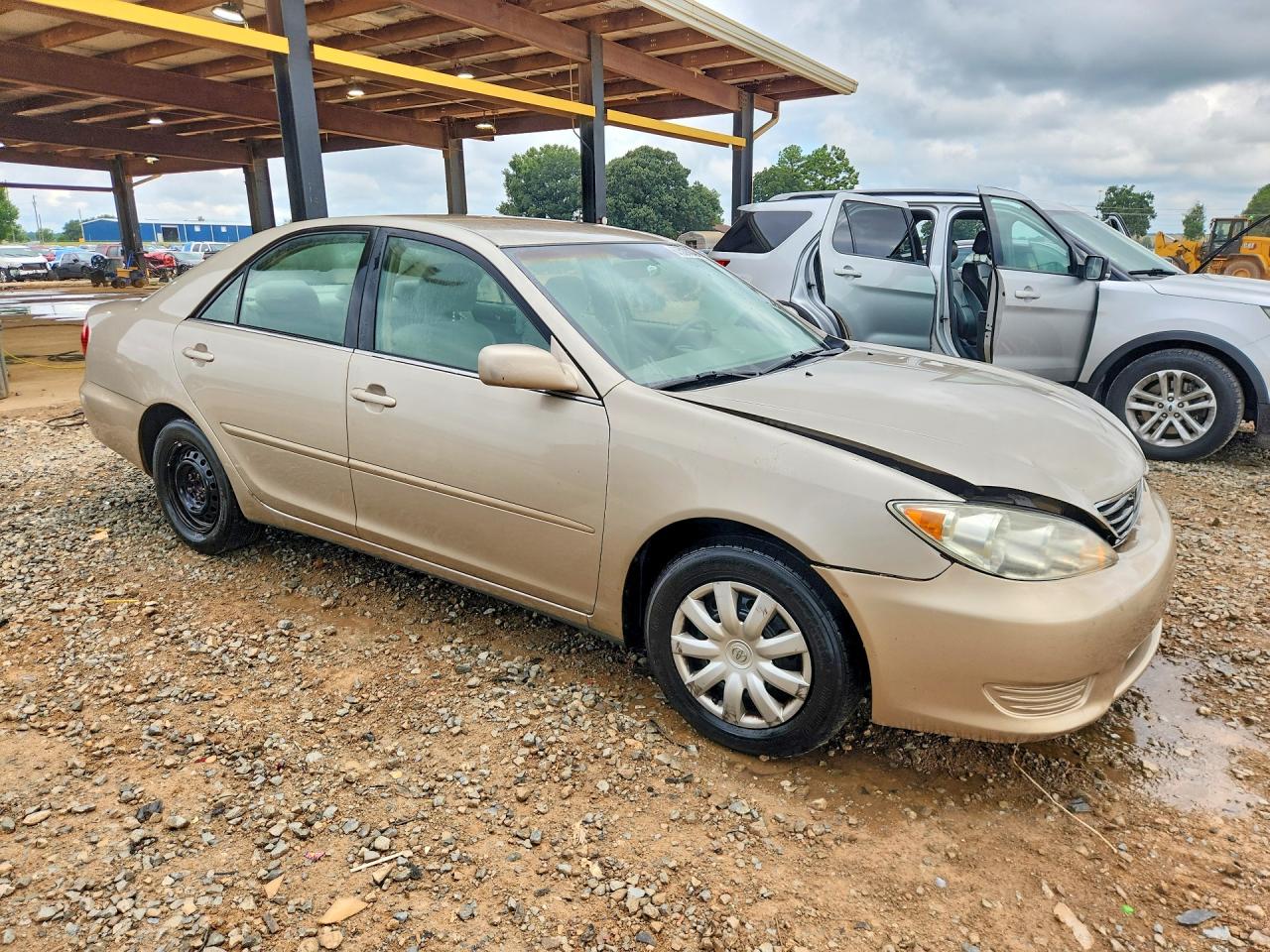 2005 Toyota Camry Le Gold vin: 4T1BE32K25U965688
