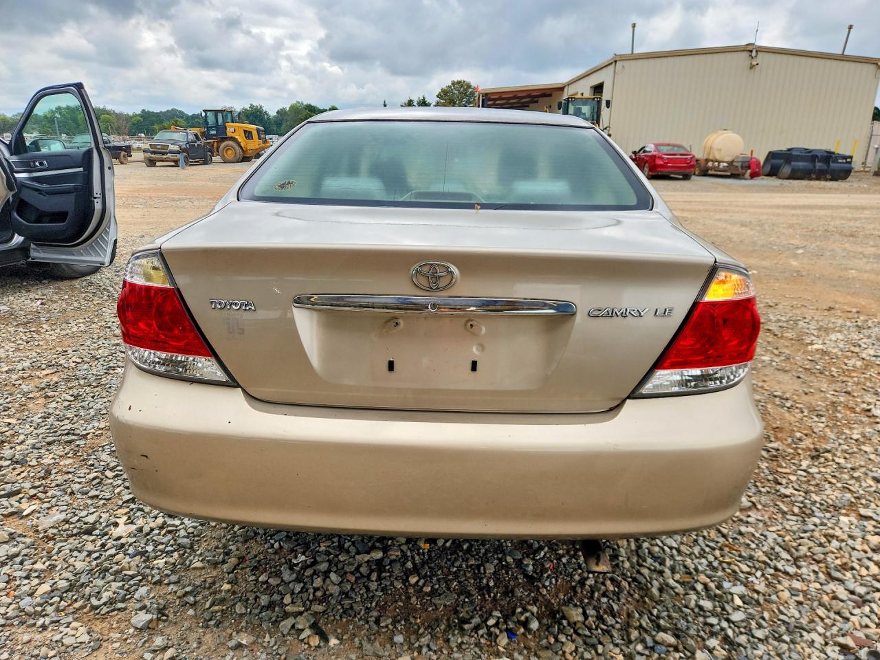2005 Toyota Camry Le Gold vin: 4T1BE32K25U965688