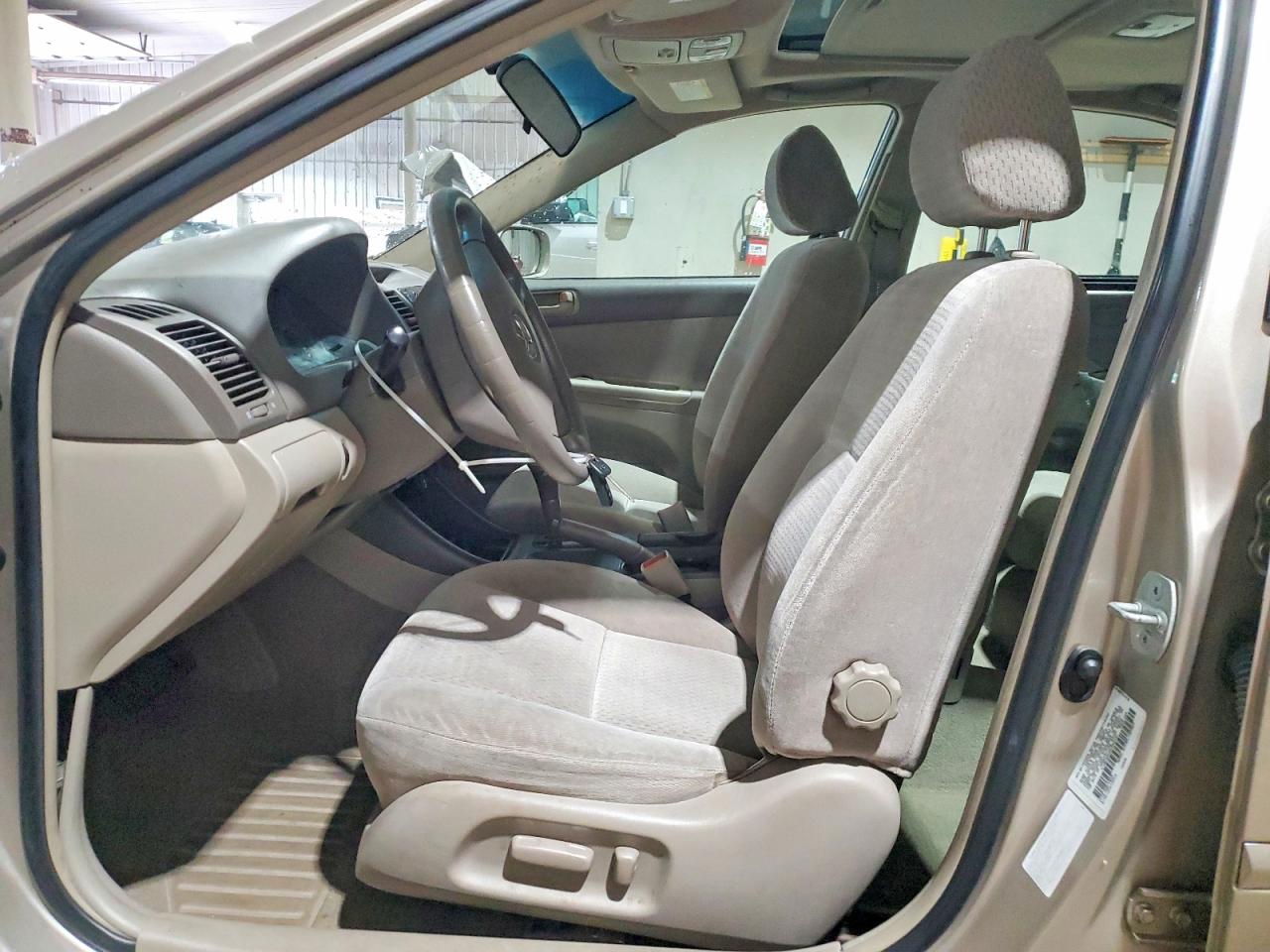 2002 Toyota Camry Le Tan vin: 4T1BE32K32U594441