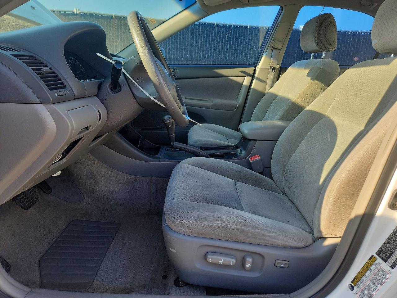 2004 Toyota Camry Le White vin: 4T1BE32K34U327819