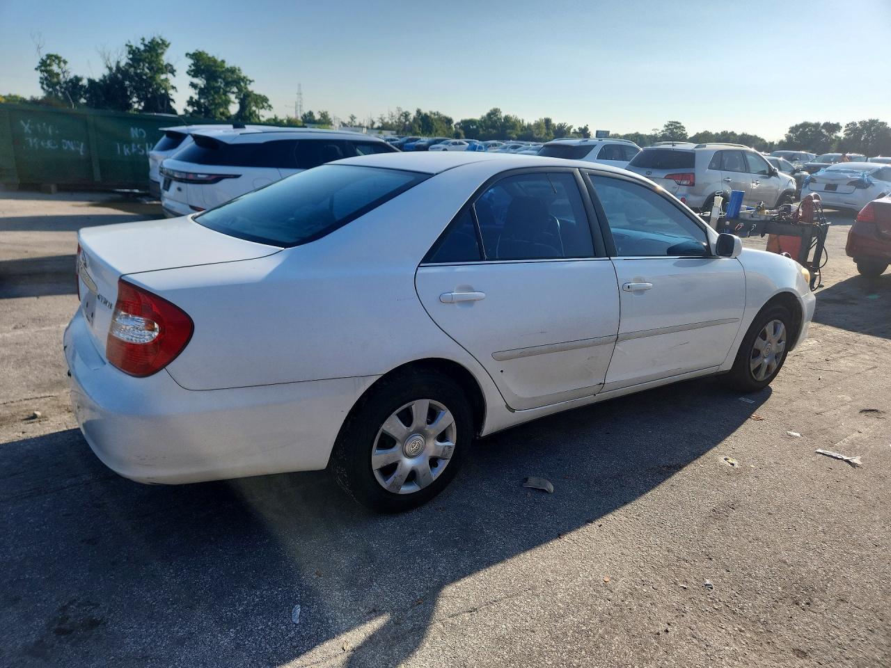 2004 Toyota Camry Le White vin: 4T1BE32K34U327819