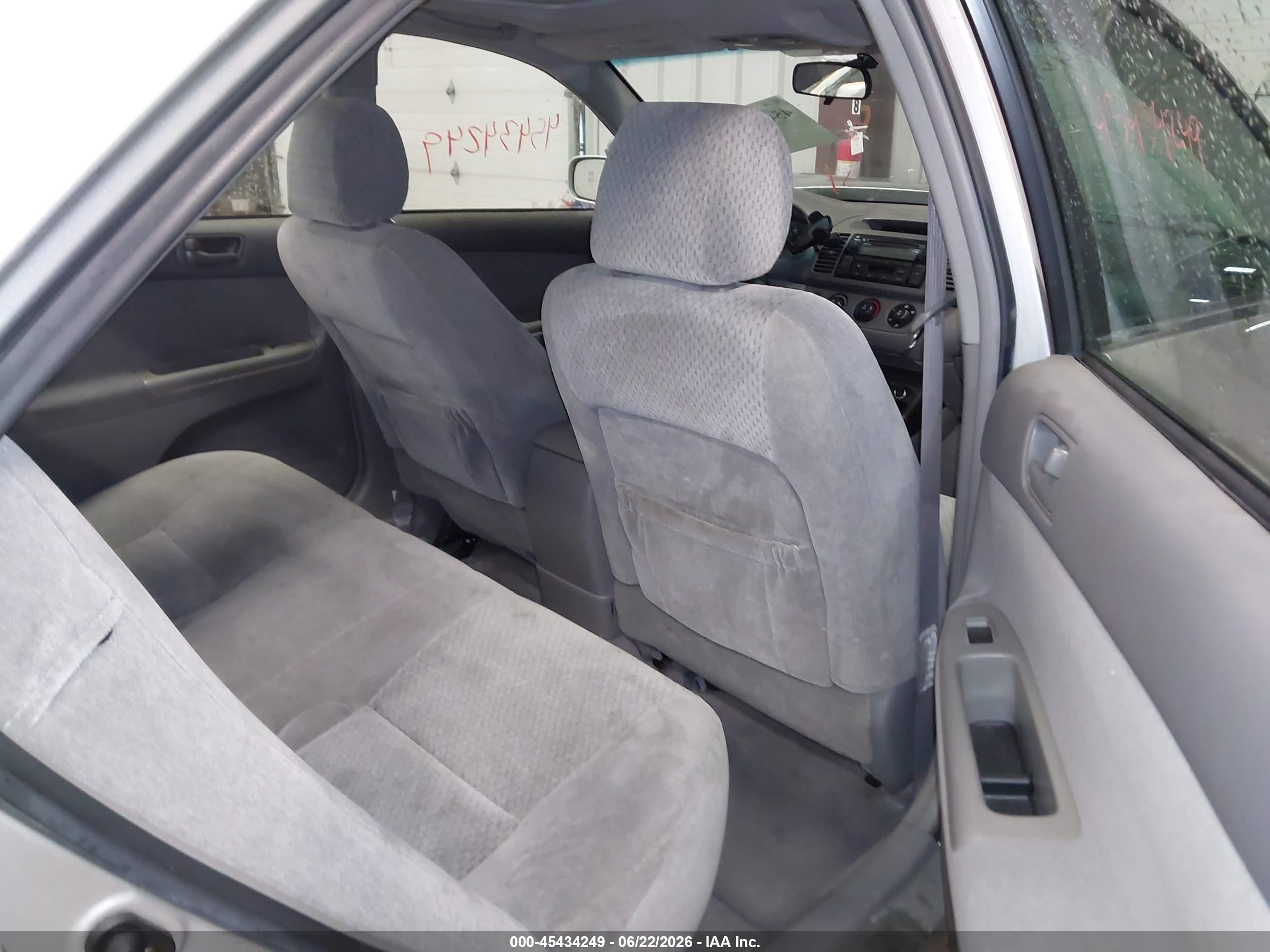 2004 Toyota Camry Le Silver vin: 4T1BE32K34U850211