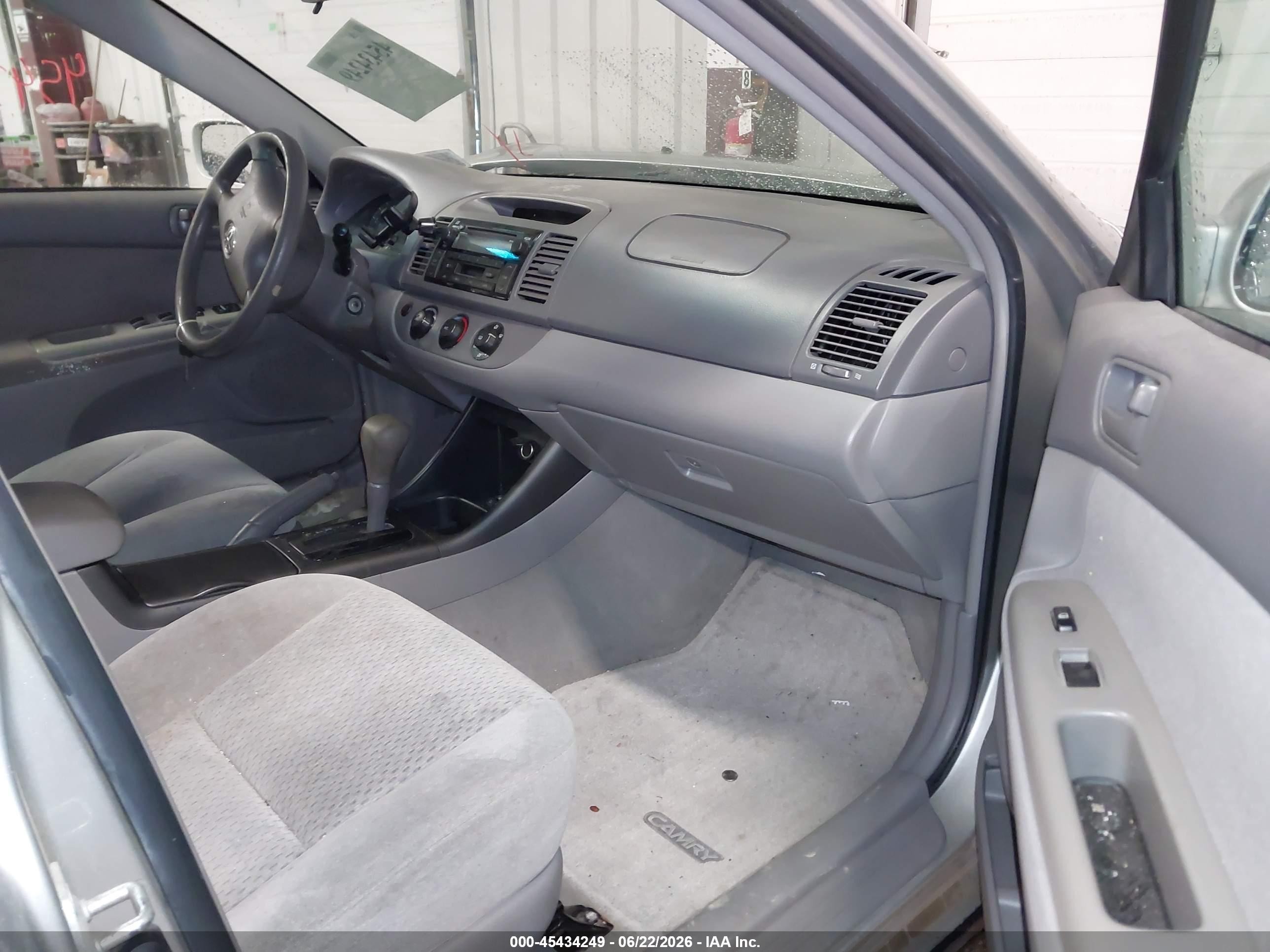 2004 Toyota Camry Le Silver vin: 4T1BE32K34U850211