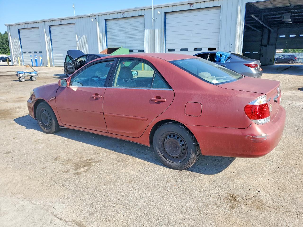 2005 Toyota Camry Le Red vin: 4T1BE32K35U018871