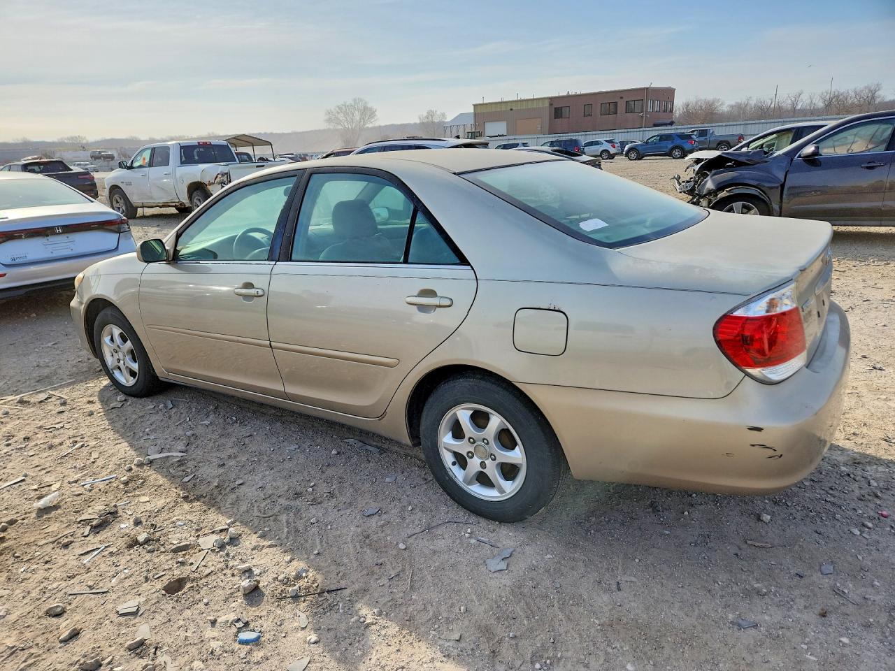 2005 Toyota Camry Le Tan vin: 4T1BE32K35U066628