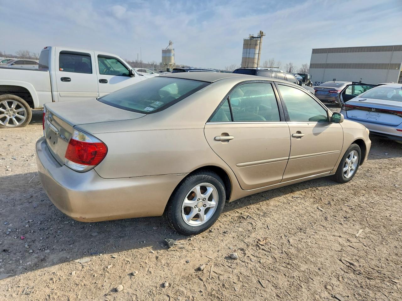 2005 Toyota Camry Le Tan vin: 4T1BE32K35U066628
