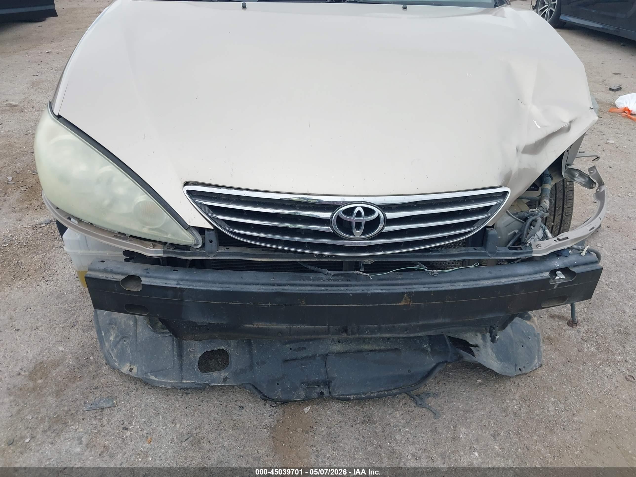 2005 Toyota Camry Le Gold vin: 4T1BE32K35U096454