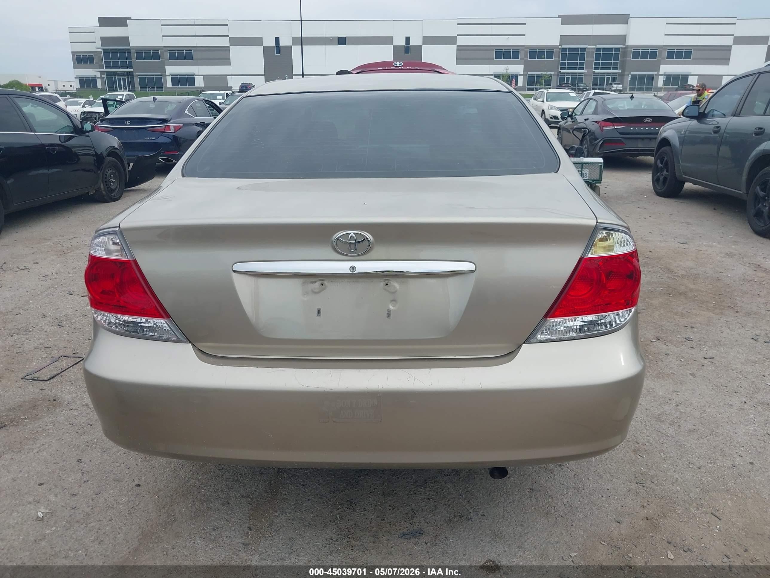 2005 Toyota Camry Le Gold vin: 4T1BE32K35U096454