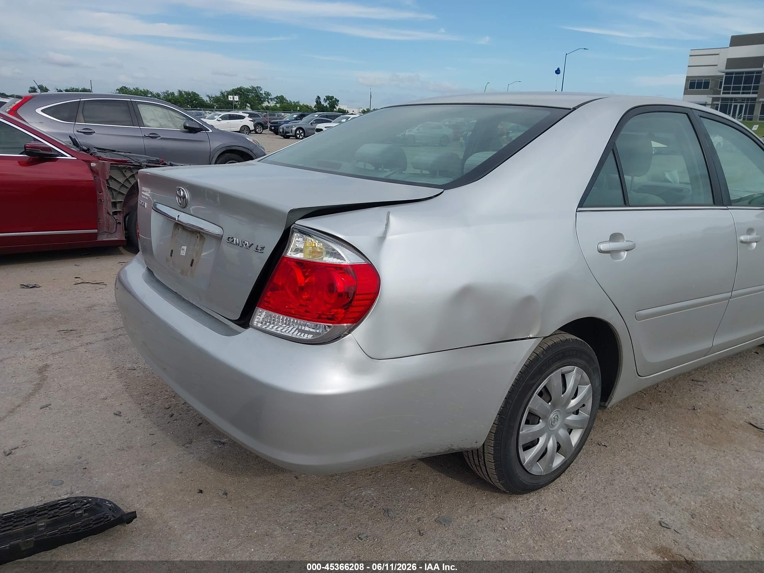 2005 Toyota Camry Le Silver vin: 4T1BE32K35U420244