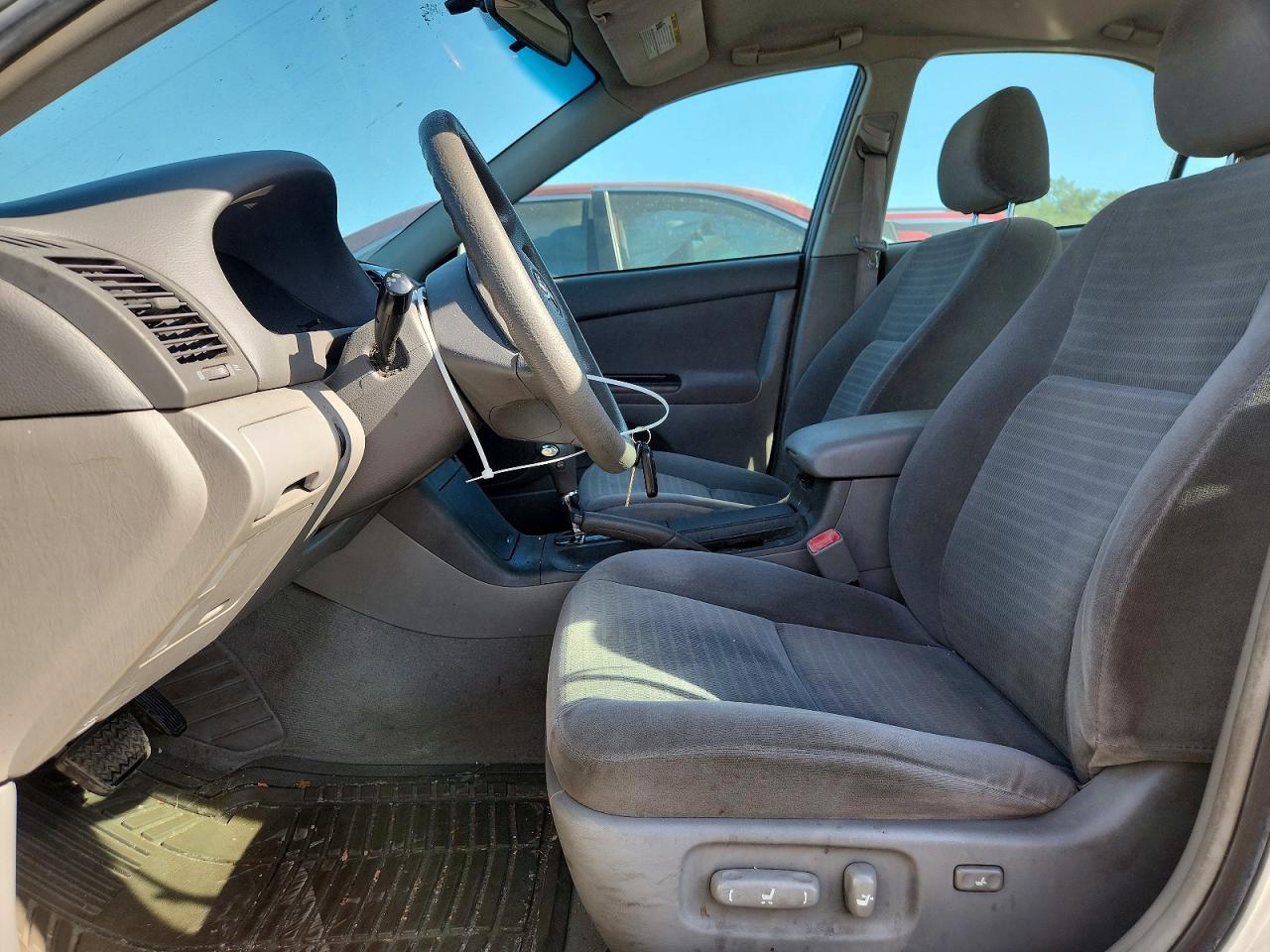 2005 Toyota Camry Le Silver vin: 4T1BE32K35U509439