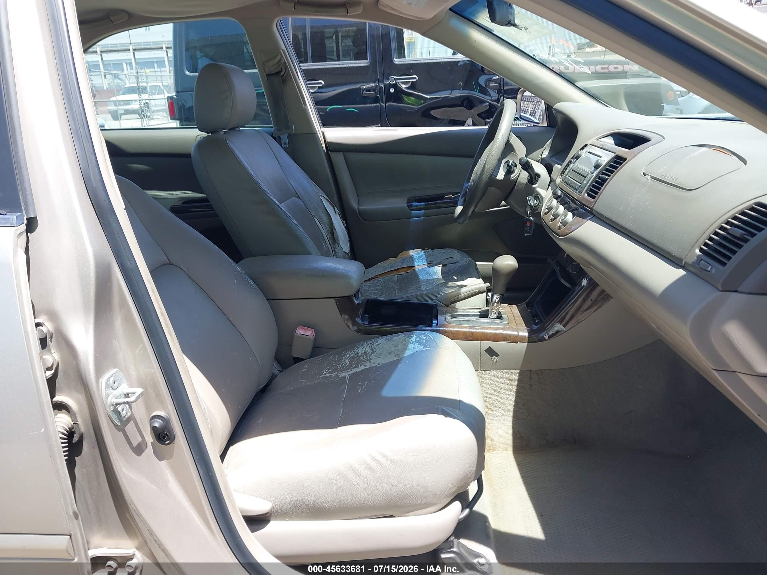 2005 Toyota Camry Le Gold vin: 4T1BE32K35U519615