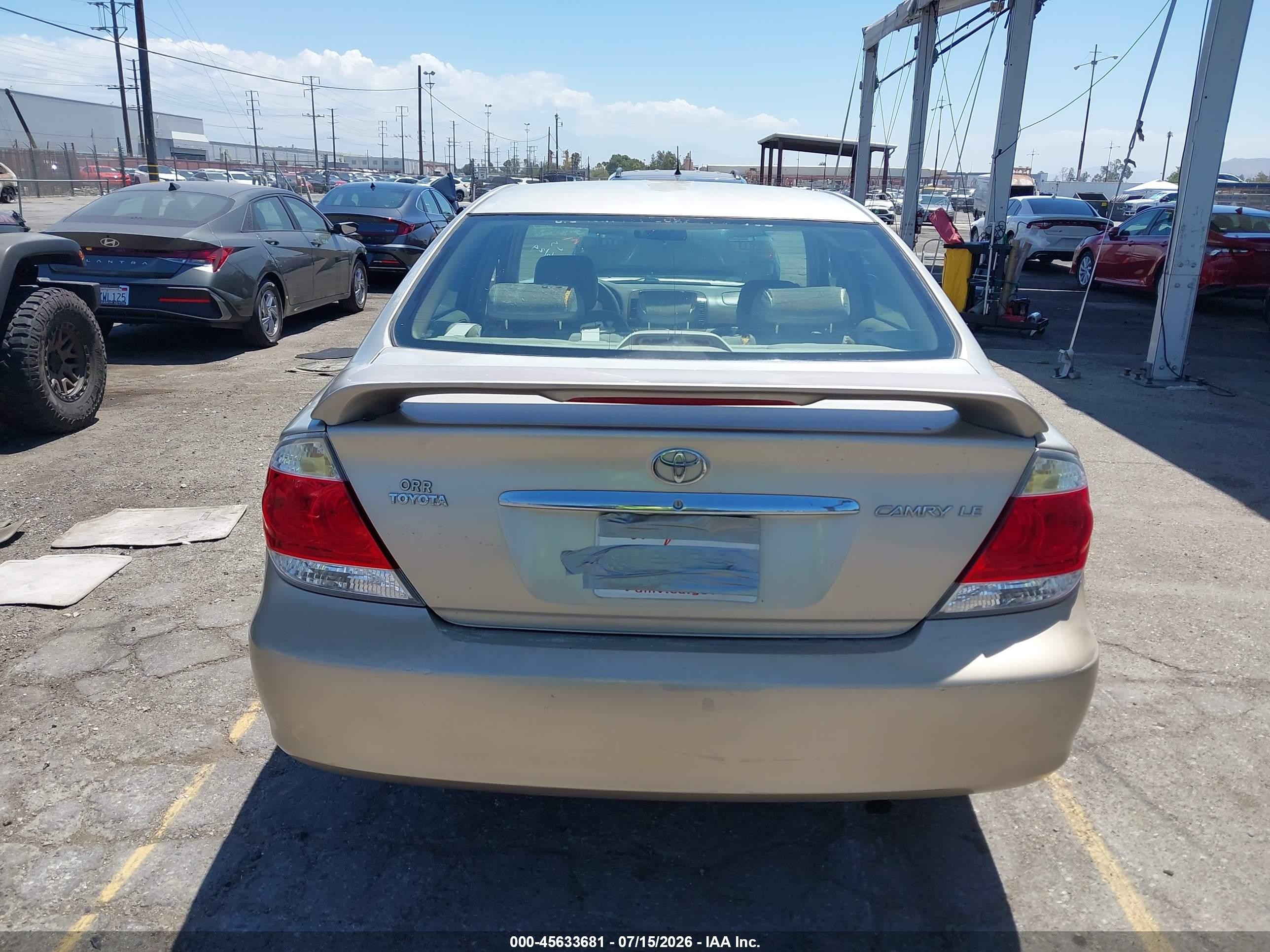 2005 Toyota Camry Le Gold vin: 4T1BE32K35U519615