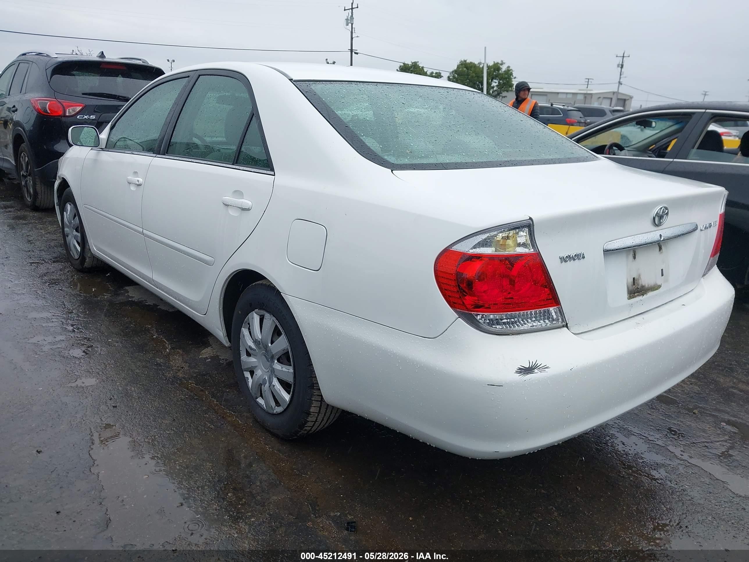 2005 Toyota Camry Le White vin: 4T1BE32K35U569382