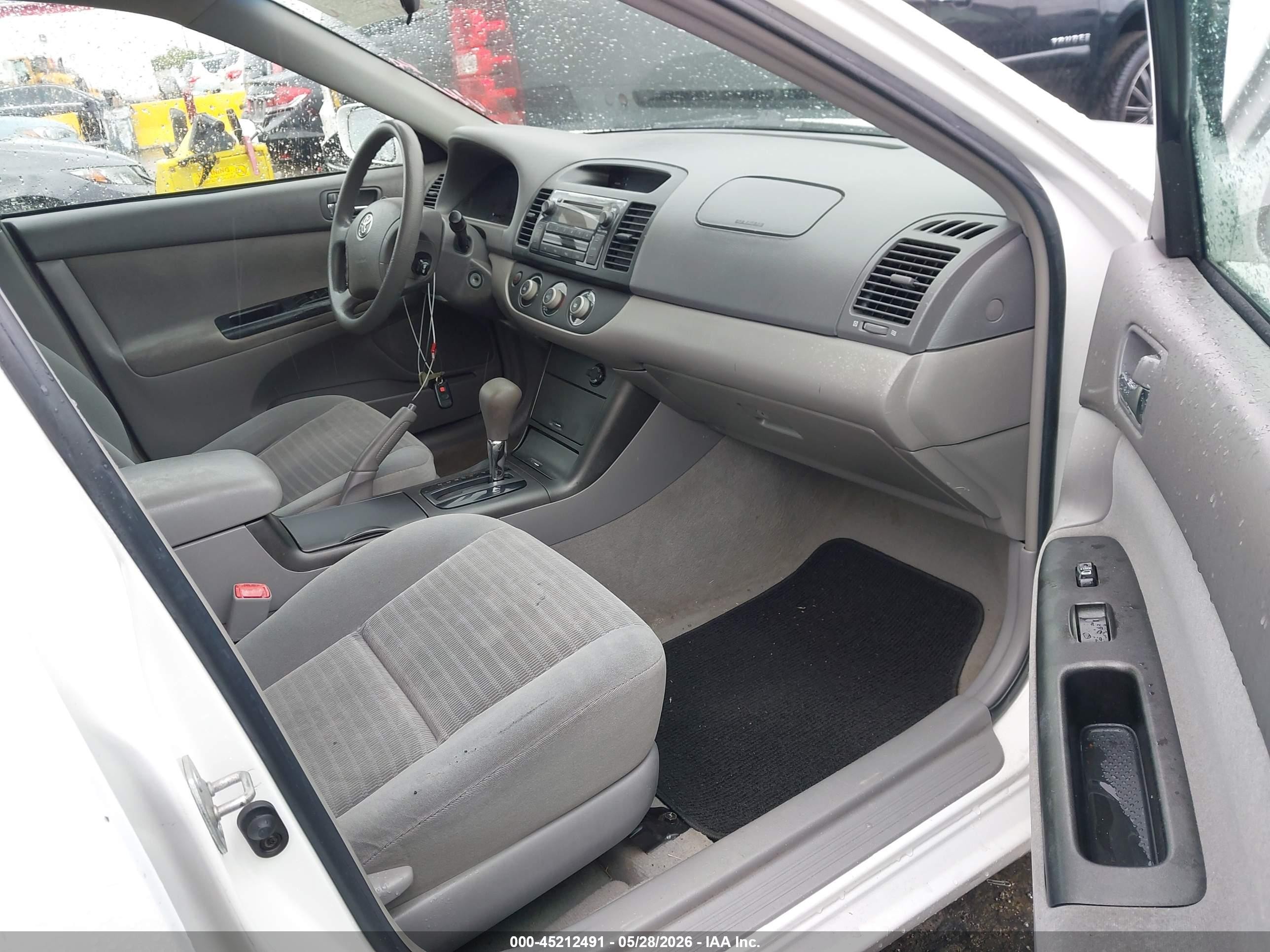 2005 Toyota Camry Le White vin: 4T1BE32K35U569382