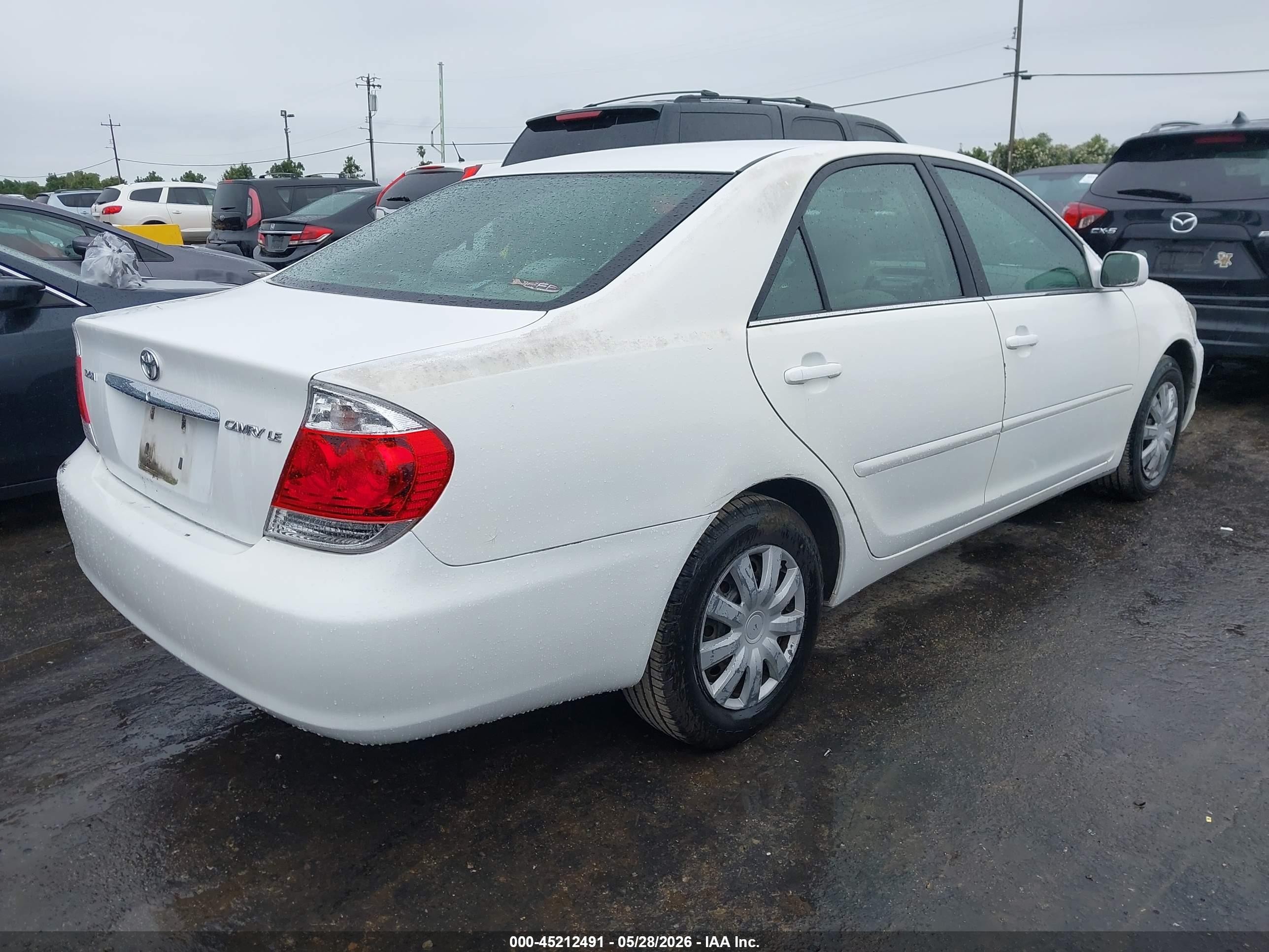 2005 Toyota Camry Le White vin: 4T1BE32K35U569382