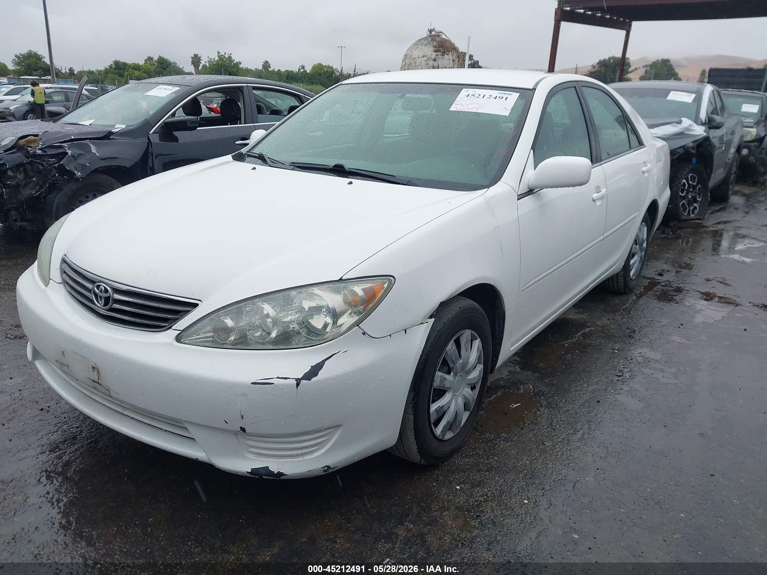 2005 Toyota Camry Le White vin: 4T1BE32K35U569382