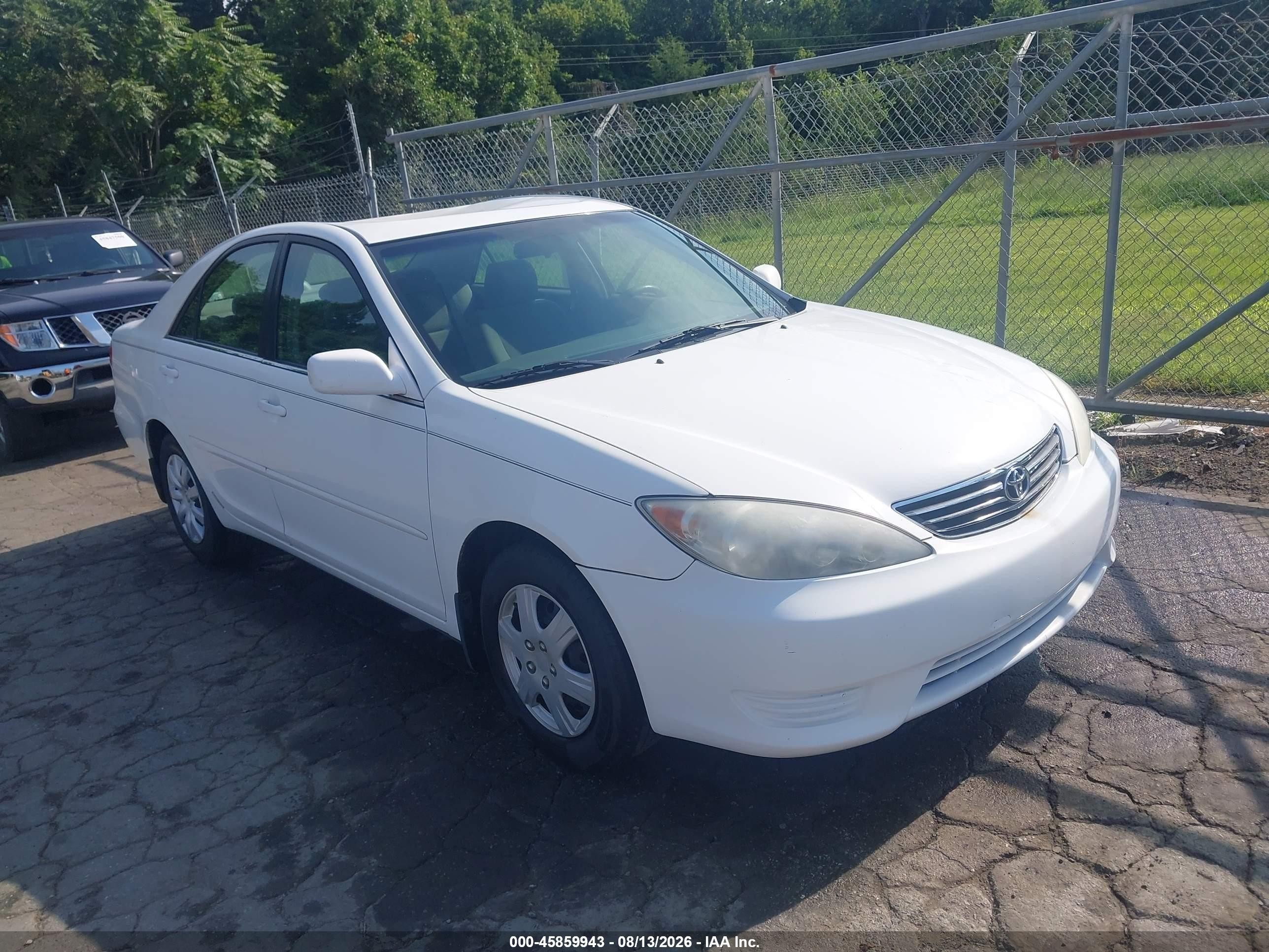 2005 Toyota Camry Le White vin: 4T1BE32K35U607208