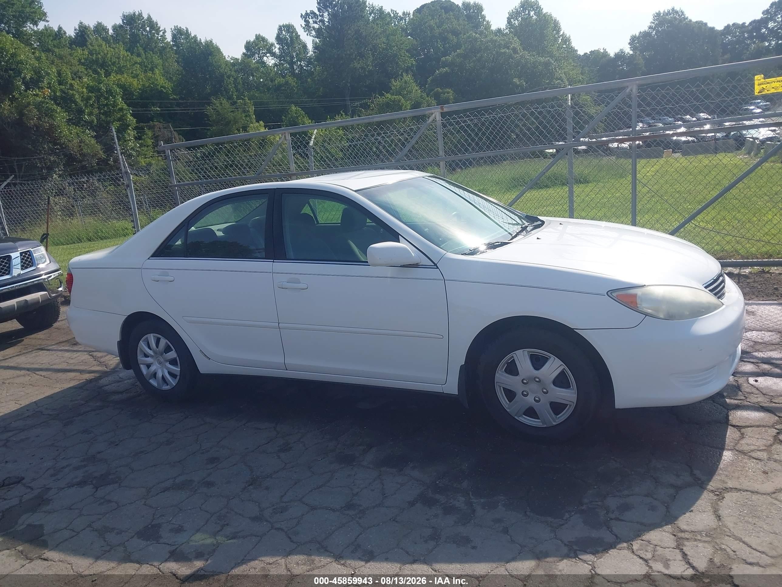 2005 Toyota Camry Le White vin: 4T1BE32K35U607208
