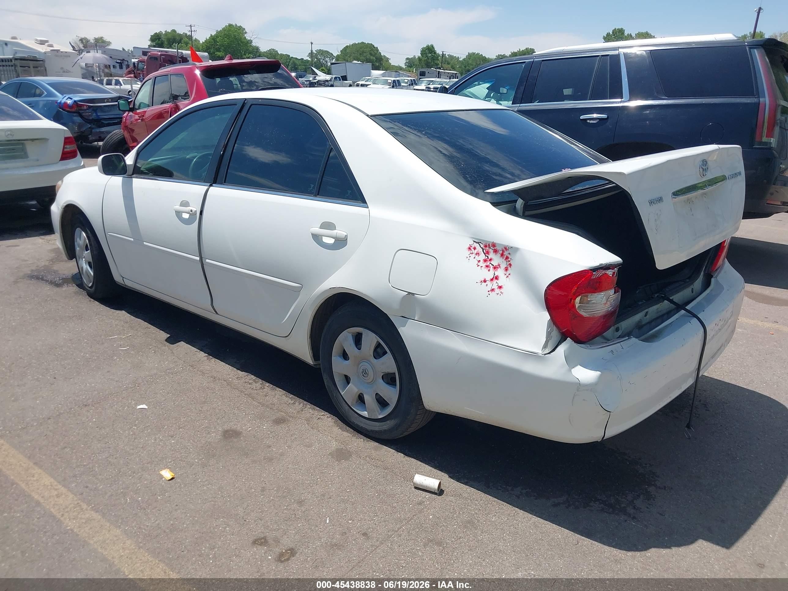 2002 Toyota Camry Le White vin: 4T1BE32K42U016042