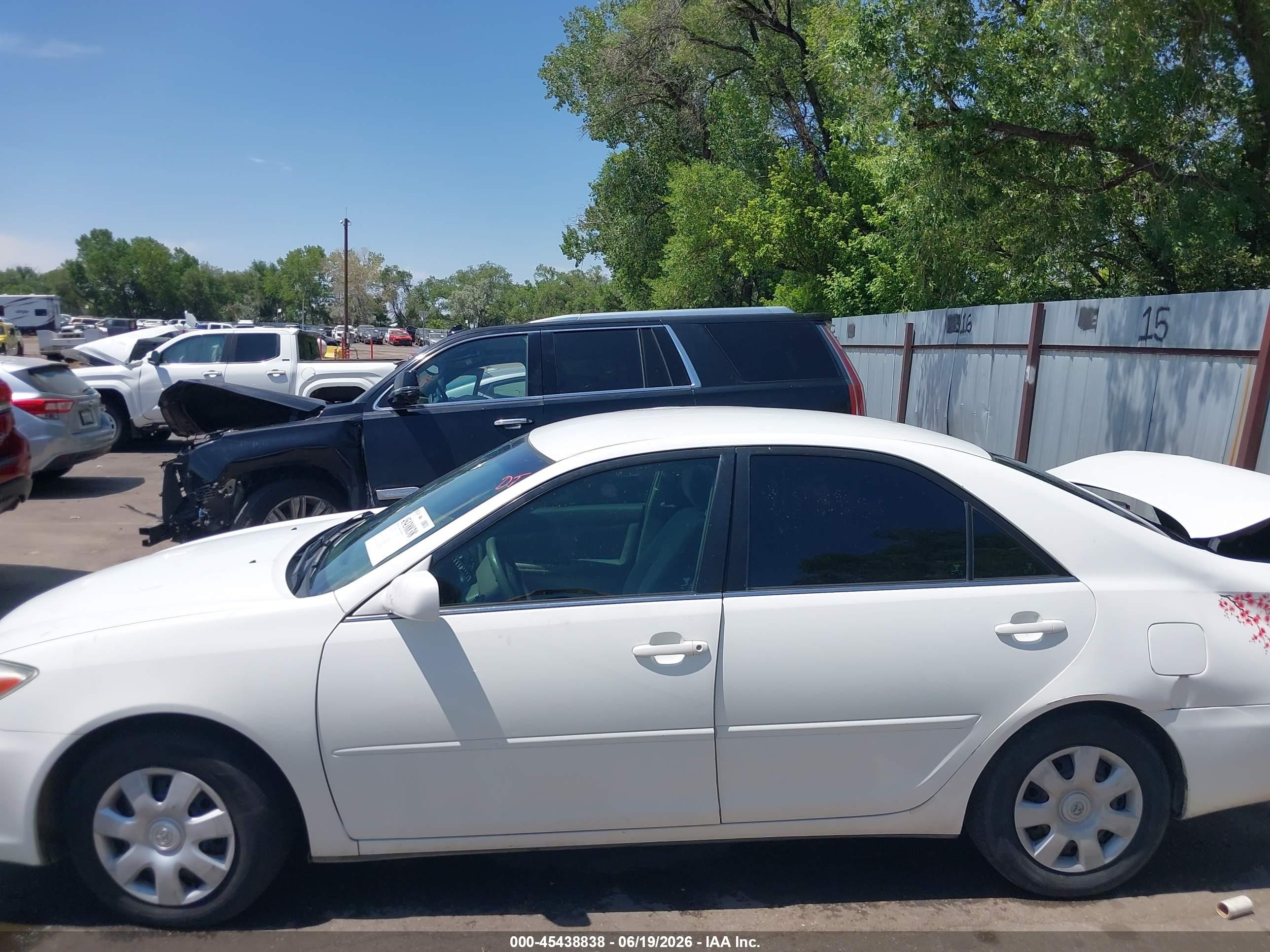 2002 Toyota Camry Le White vin: 4T1BE32K42U016042