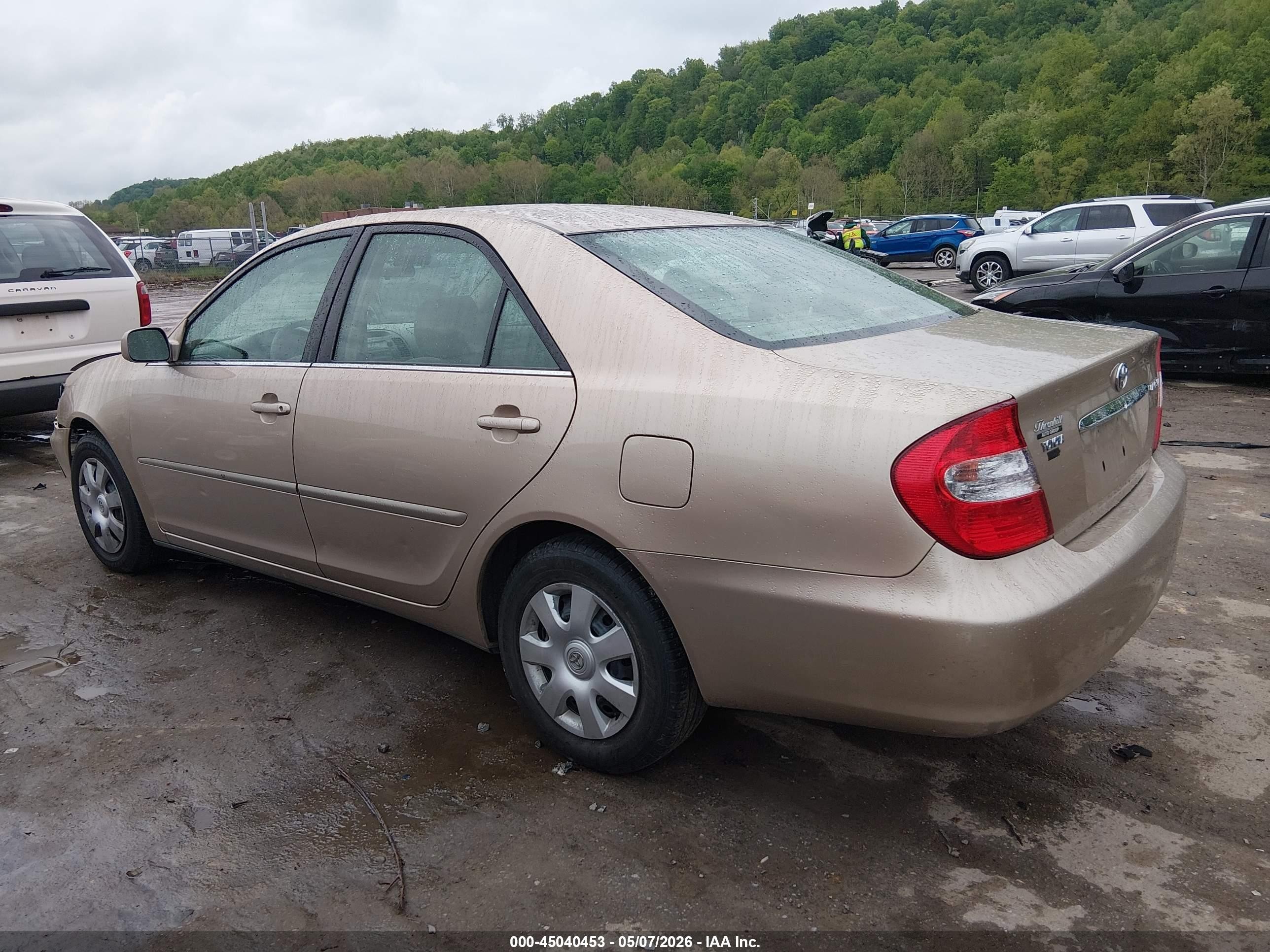 2002 Toyota Camry Le Gold vin: 4T1BE32K42U084910
