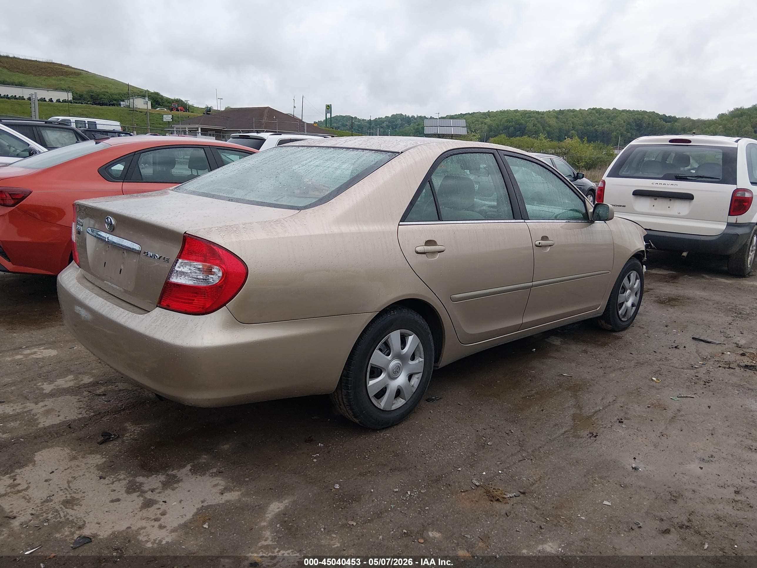 2002 Toyota Camry Le Gold vin: 4T1BE32K42U084910