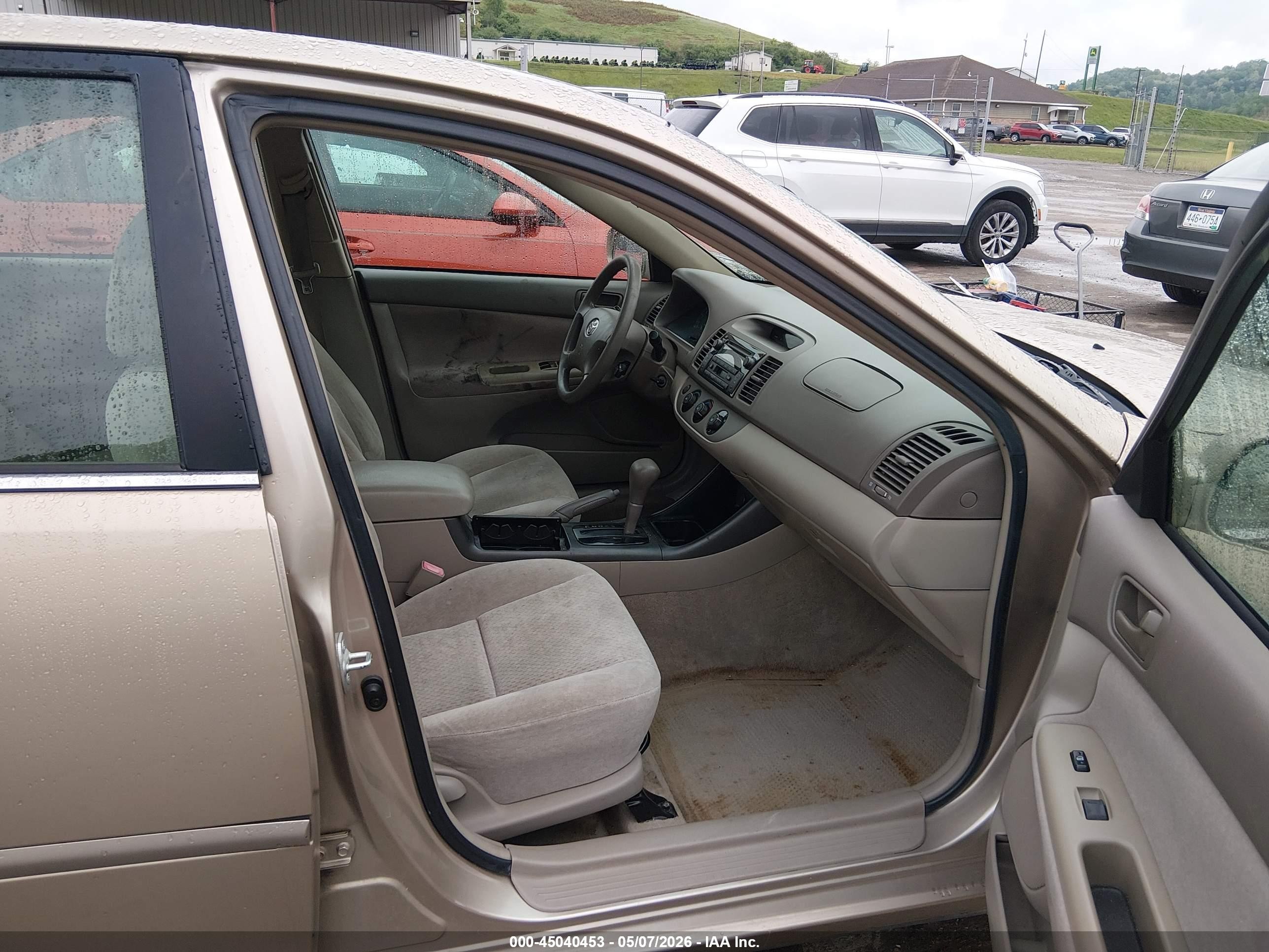 2002 Toyota Camry Le Gold vin: 4T1BE32K42U084910