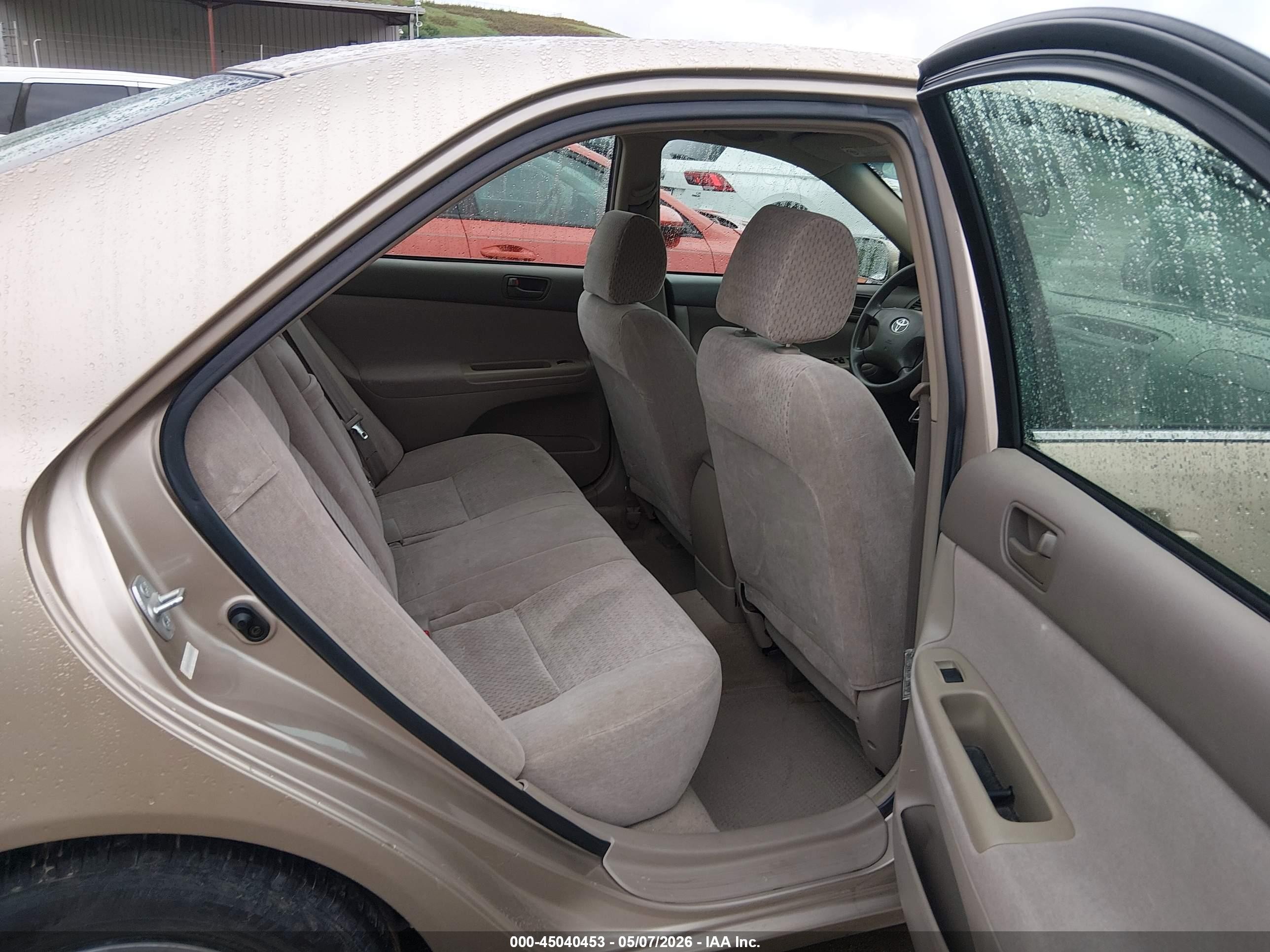 2002 Toyota Camry Le Gold vin: 4T1BE32K42U084910
