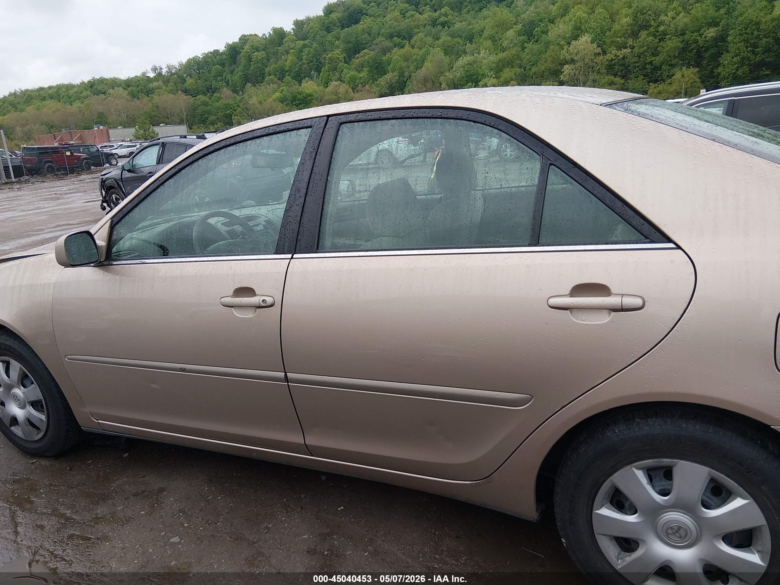 2002 Toyota Camry Le Gold vin: 4T1BE32K42U084910