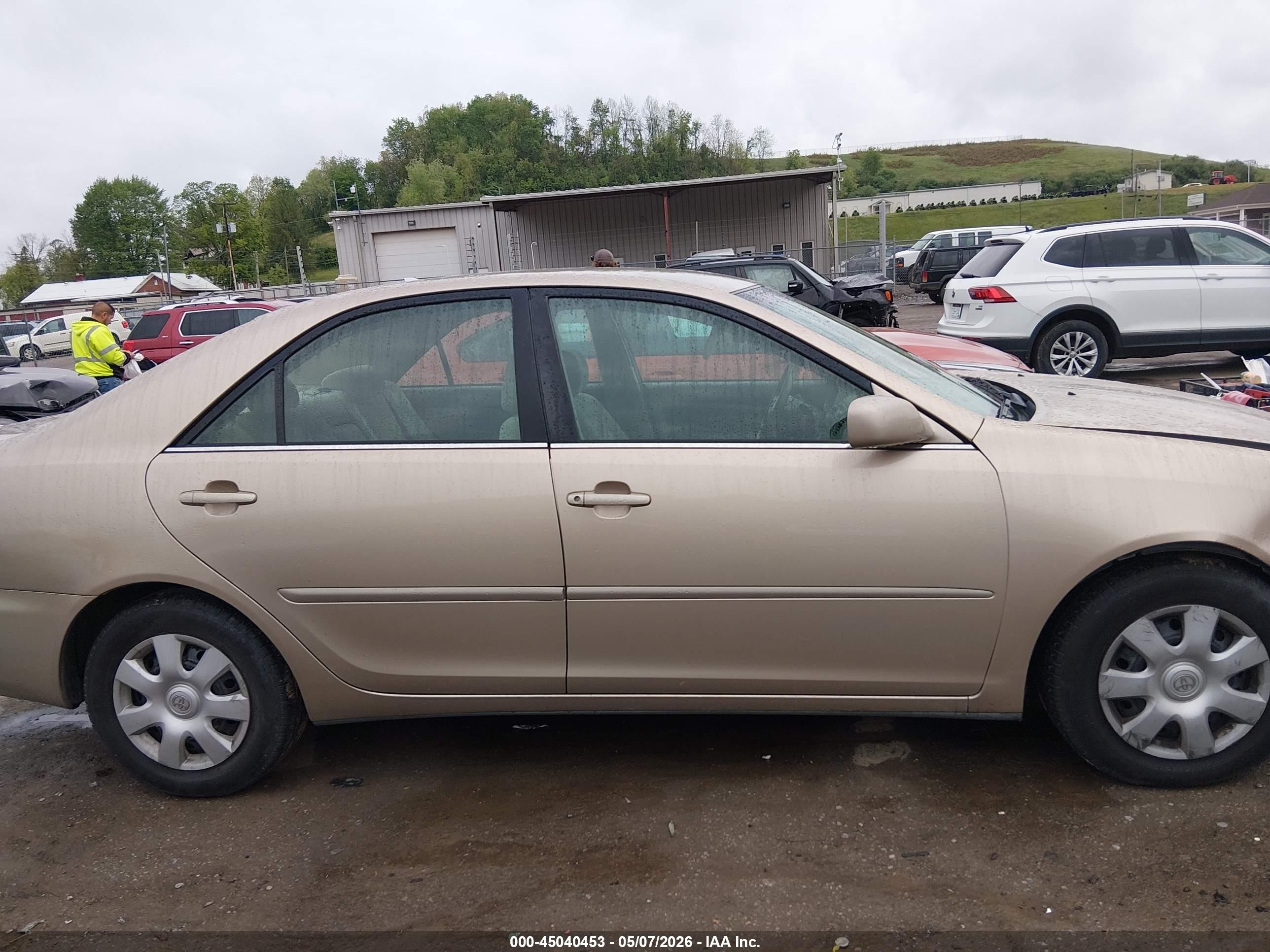 2002 Toyota Camry Le Gold vin: 4T1BE32K42U084910