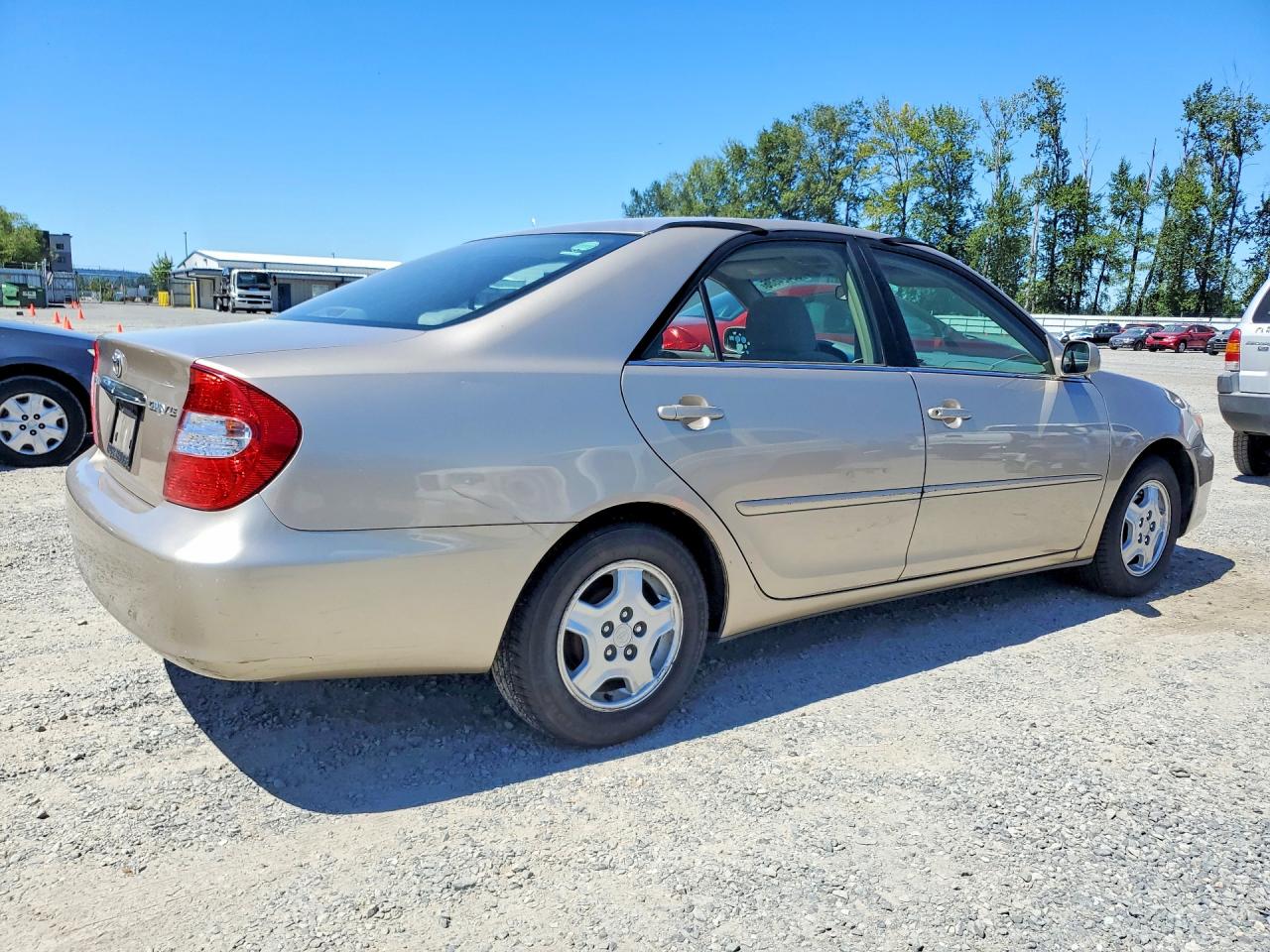 2002 Toyota Camry Le Gold vin: 4T1BE32K42U520915