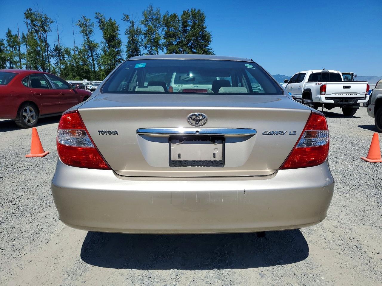 2002 Toyota Camry Le Gold vin: 4T1BE32K42U520915