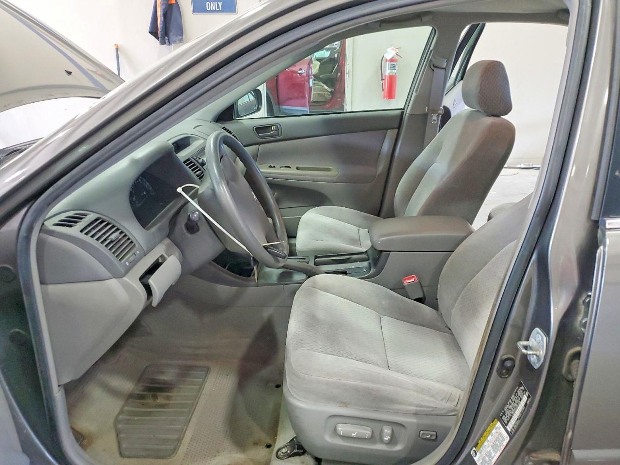 2004 Toyota Camry Le Gray vin: 4T1BE32K44U923408
