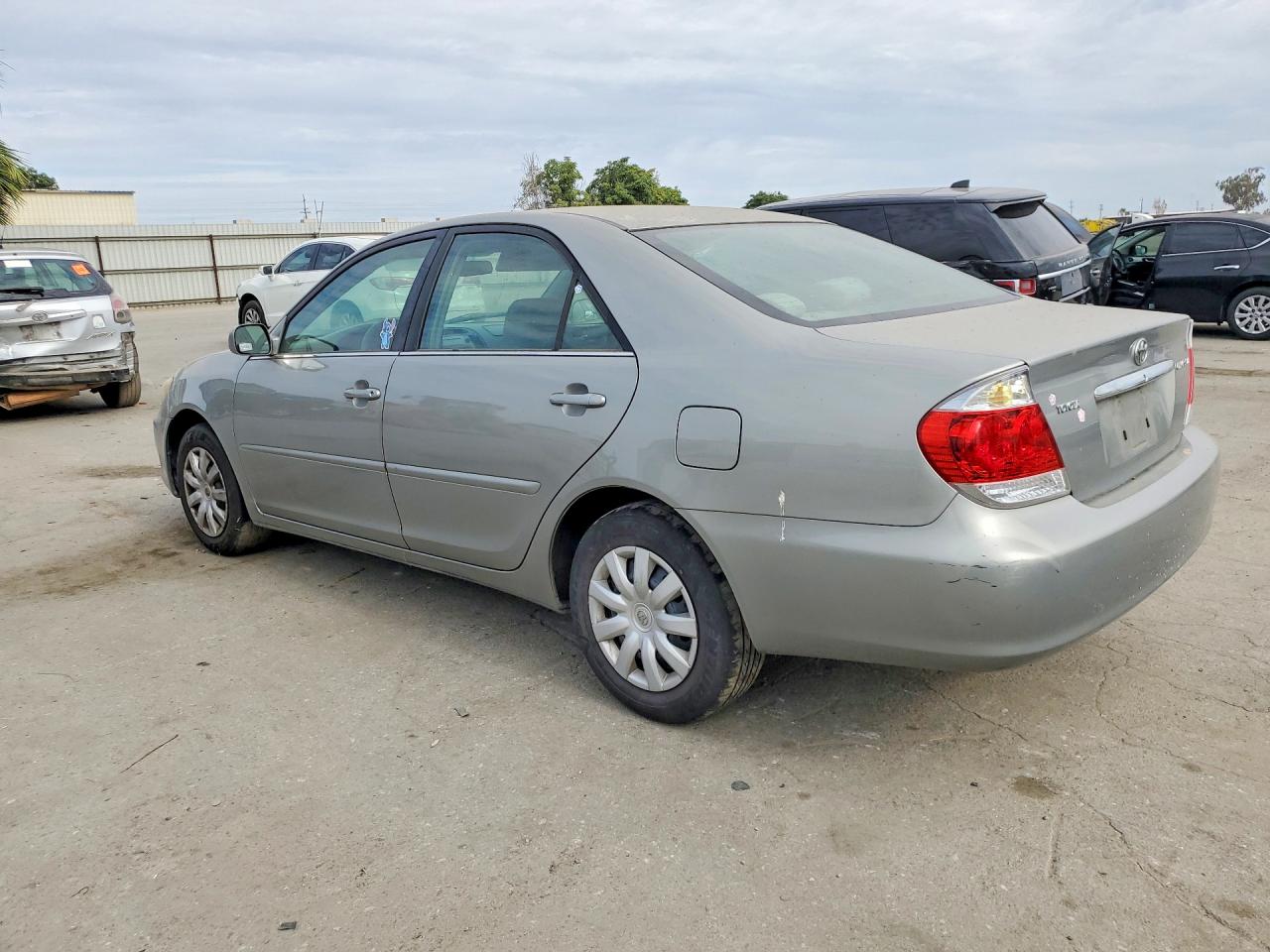 2005 Toyota Camry Le Silver vin: 4T1BE32K45U551408