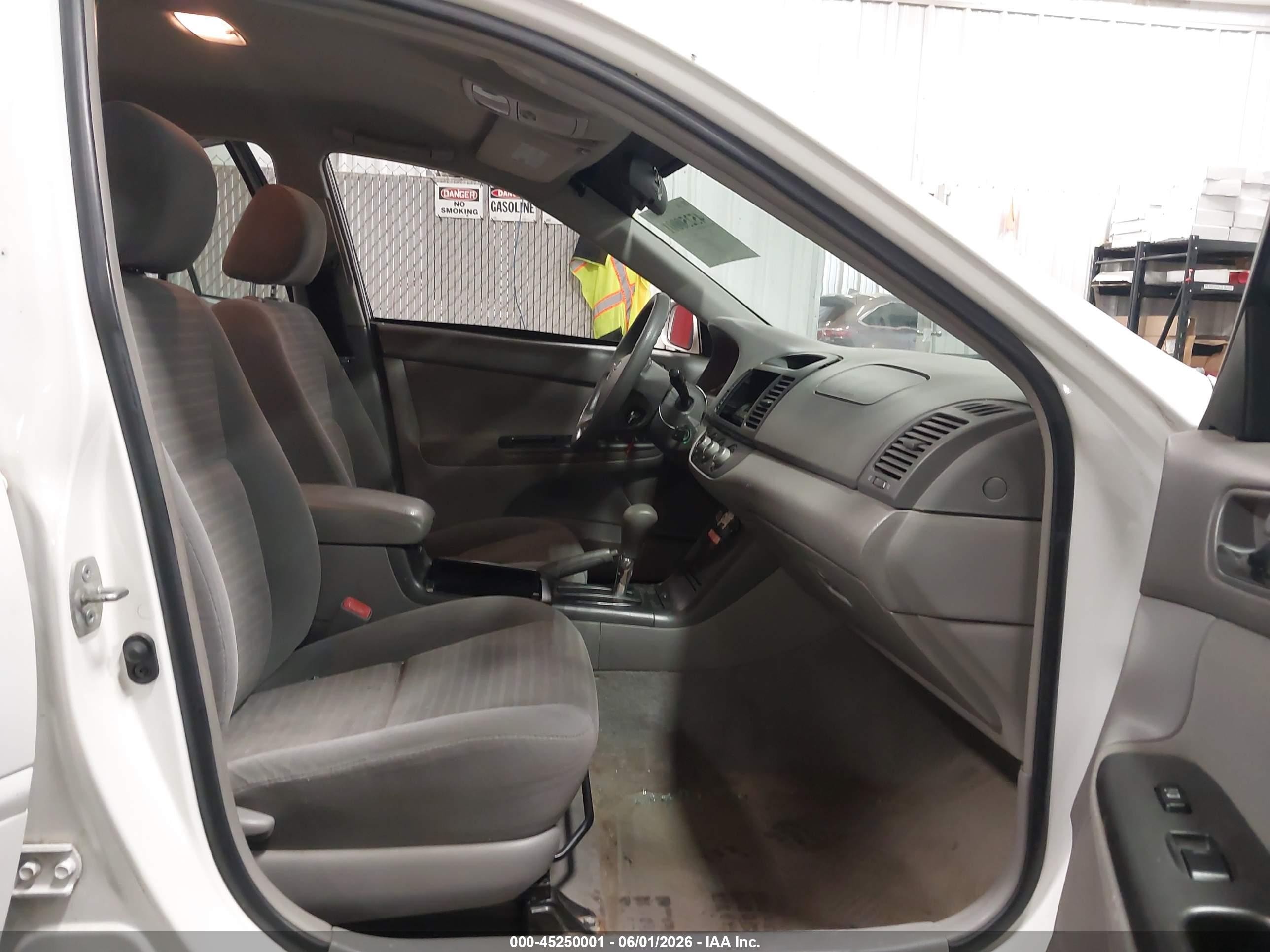 2005 Toyota Camry Le White vin: 4T1BE32K45U623269