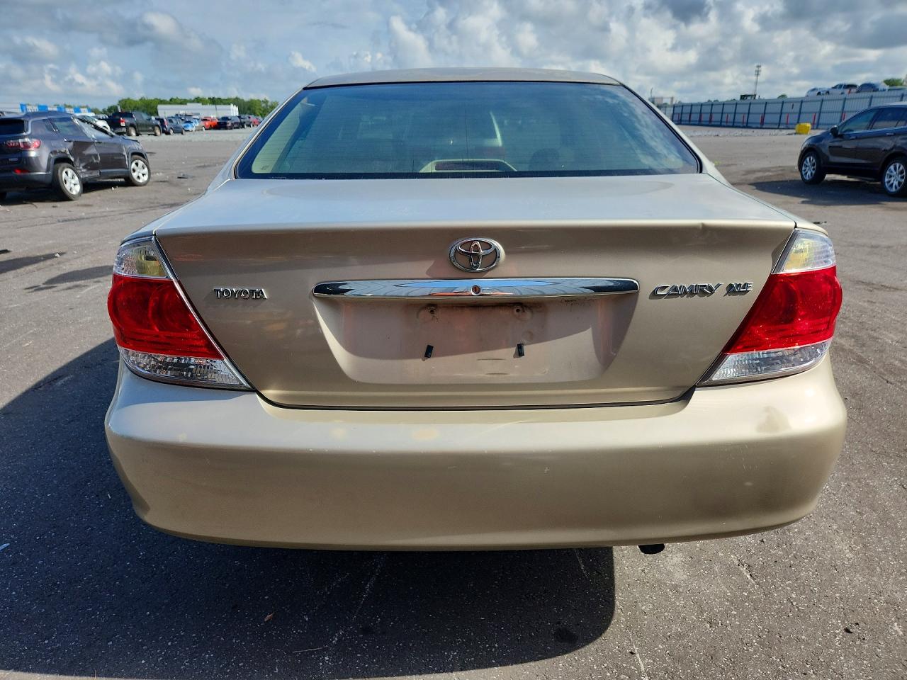 2005 Toyota Camry Xle Gold vin: 4T1BE32K45U947578