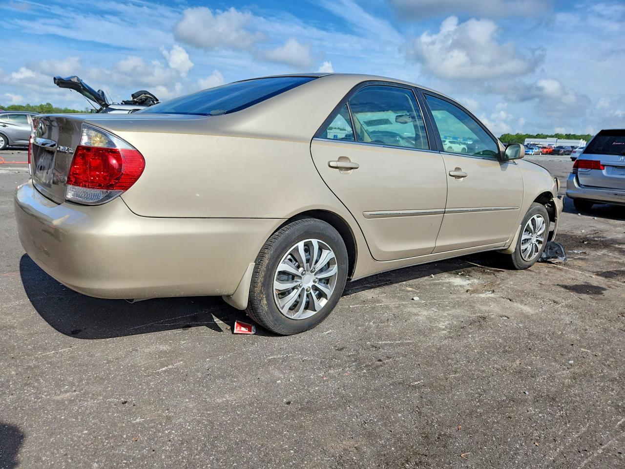 2005 Toyota Camry Xle Gold vin: 4T1BE32K45U947578