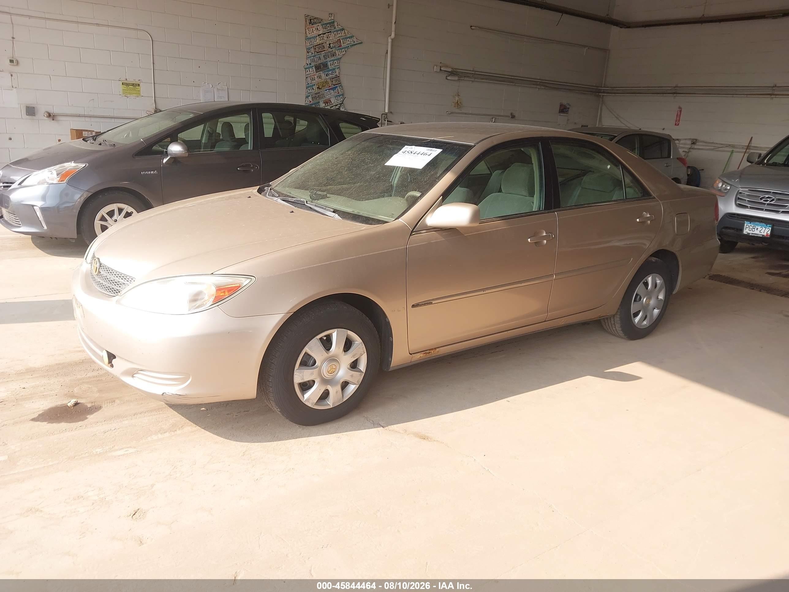 2002 Toyota Camry Le Gold vin: 4T1BE32K52U076170