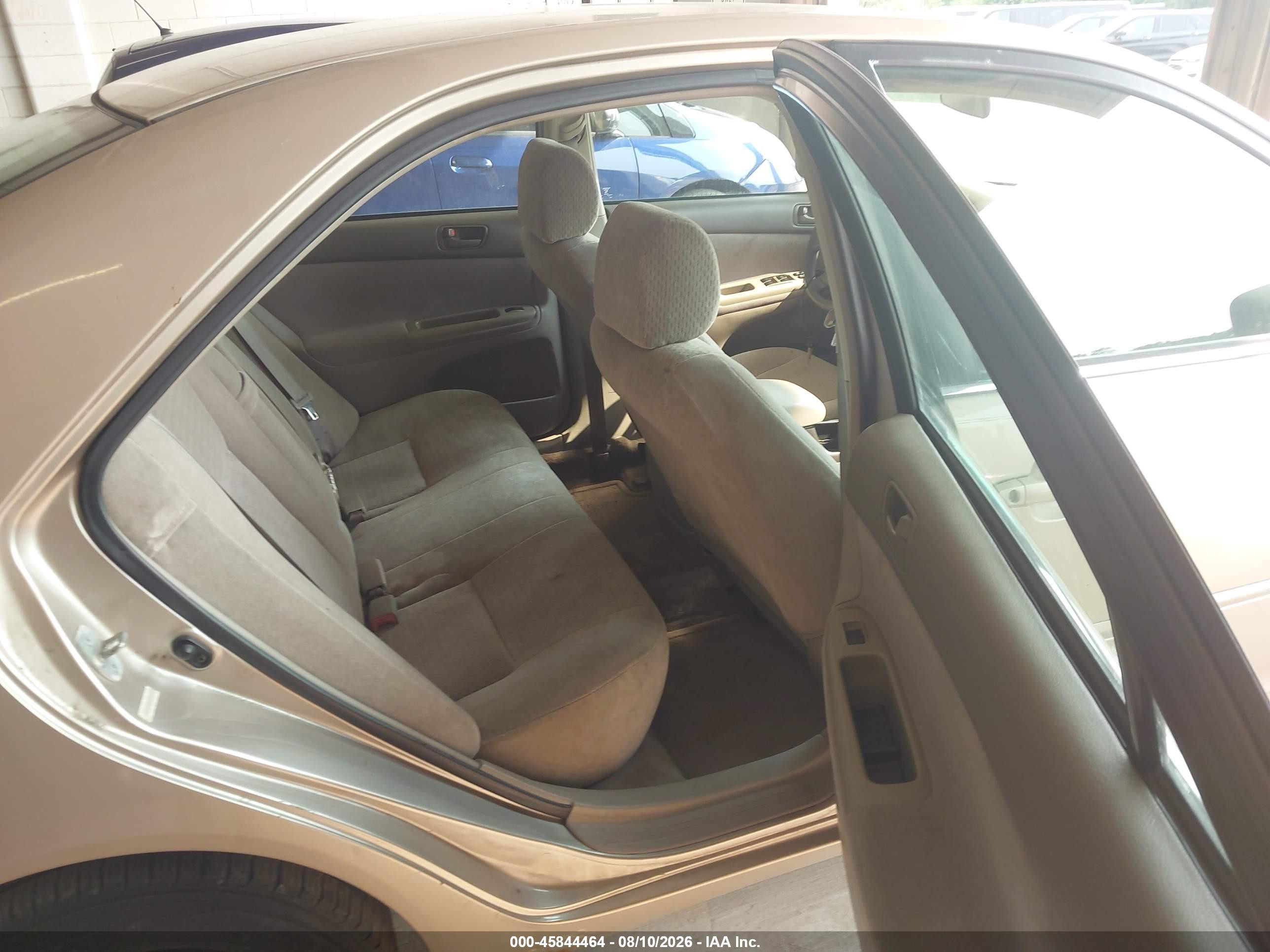 2002 Toyota Camry Le Gold vin: 4T1BE32K52U076170
